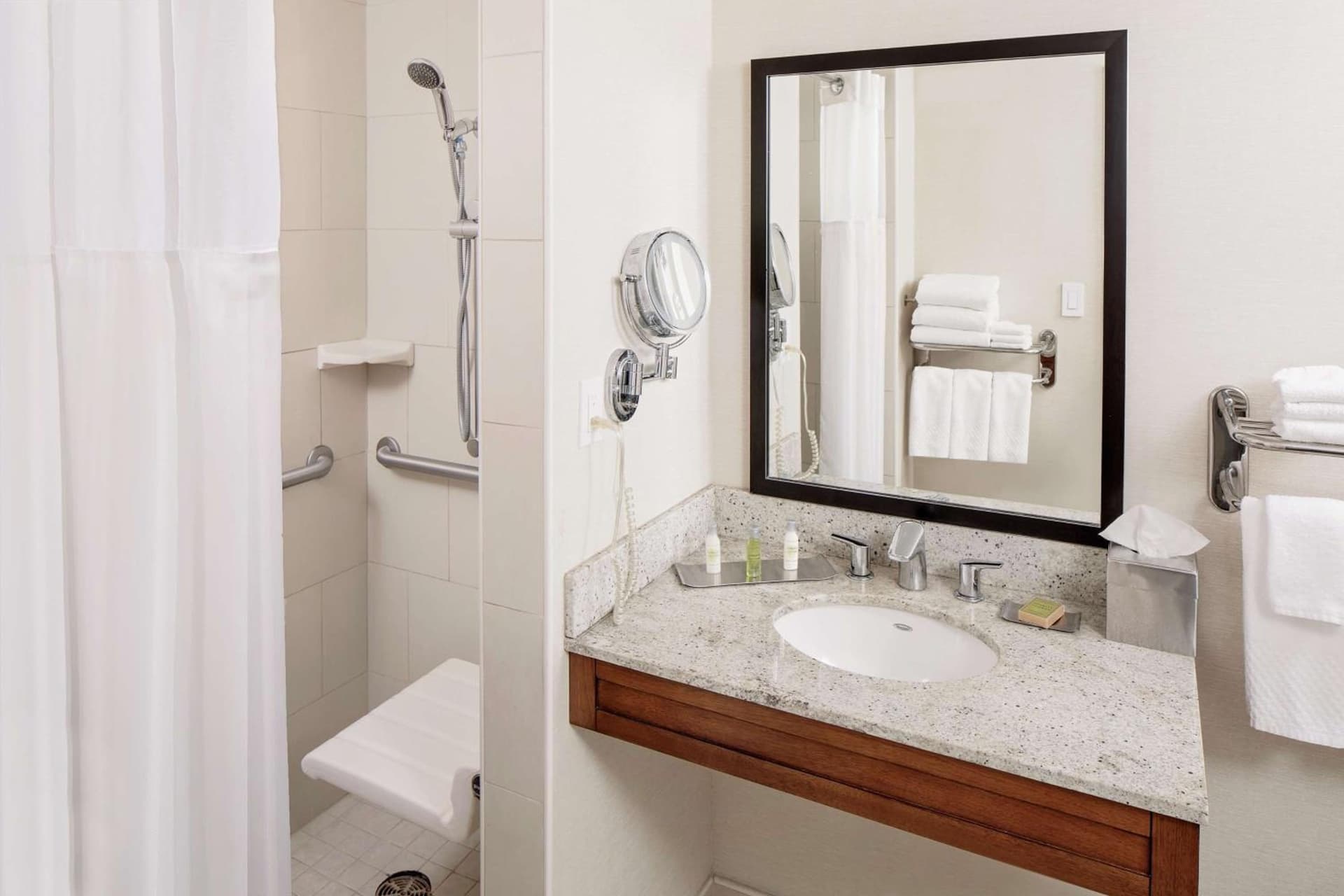 DoubleTree by Hilton Hotel South Bend gallery photo in South Bend, IN — image 61