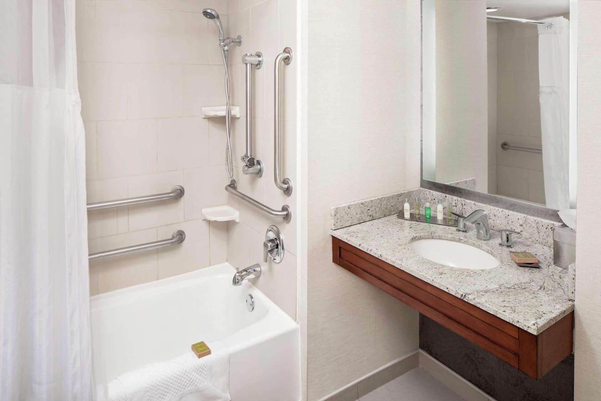 DoubleTree by Hilton Hotel South Bend gallery photo in South Bend, IN — image 20