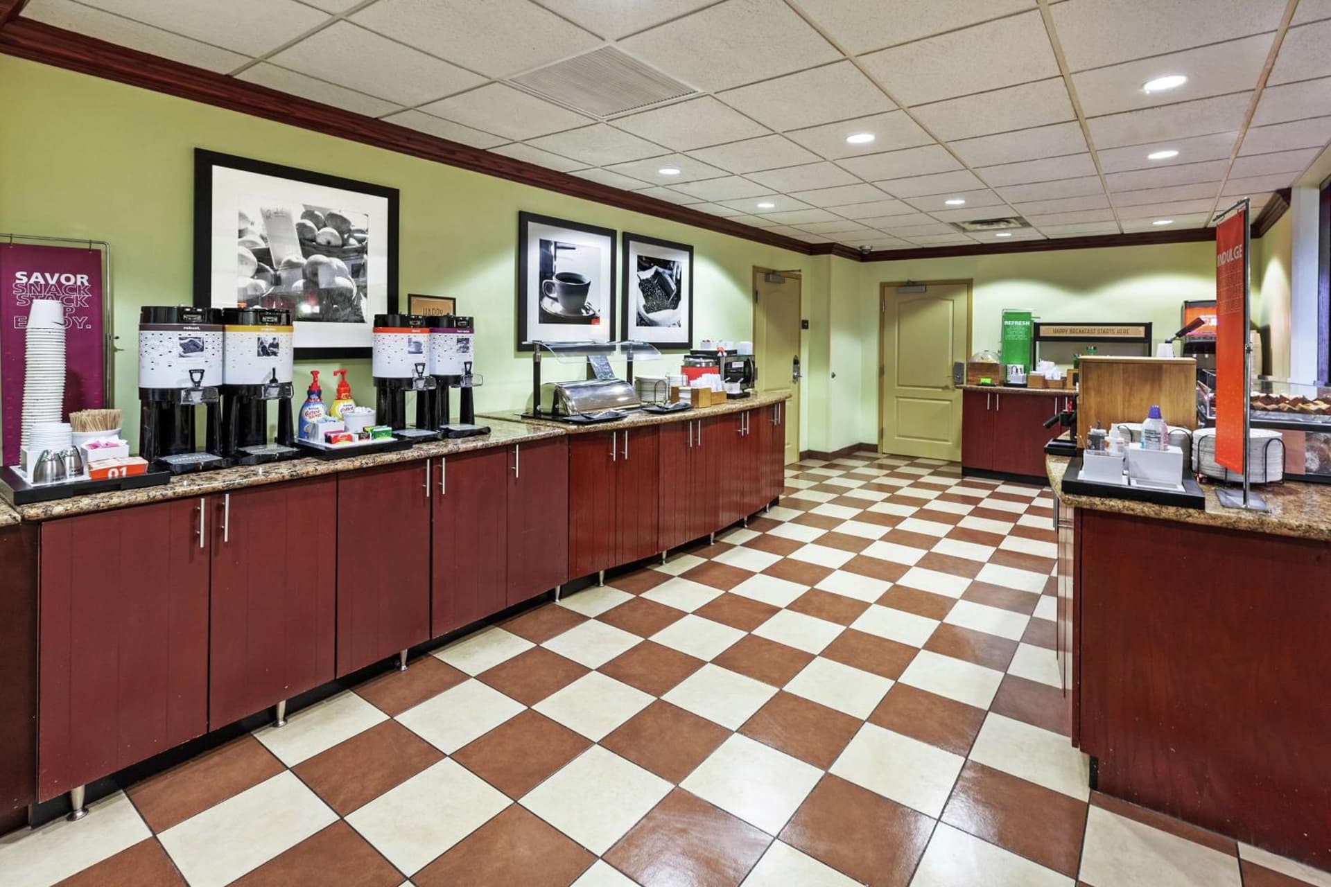 Hampton Inn & Suites Owasso interior in Owasso, OK — gallery photo 2