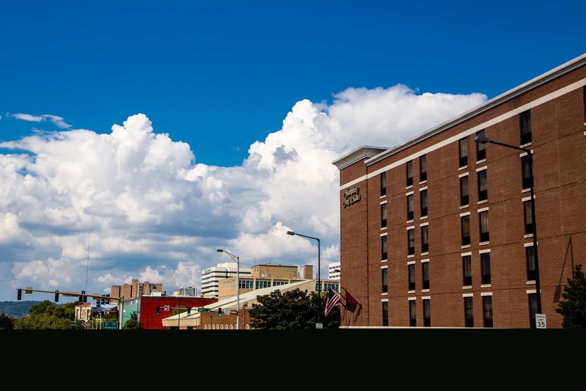 Hampton Inn & Suites Knoxville-Downtown interior in Knoxville, TN — gallery photo 2