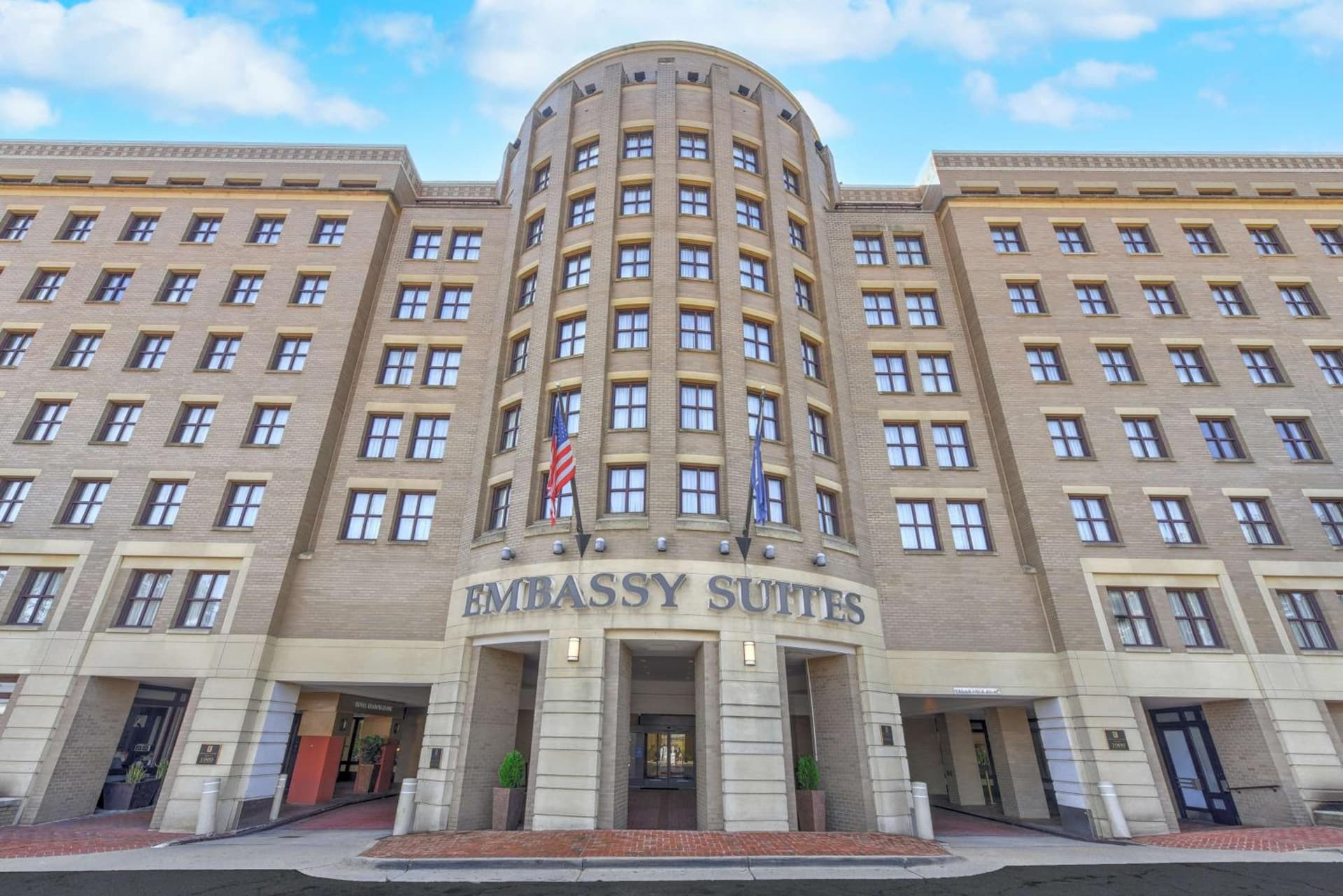 Embassy Suites by Hilton Alexandria Old Town interior in Alexandria, VA — gallery photo 2