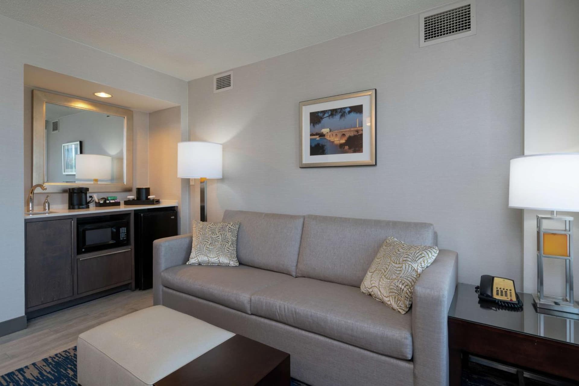 Embassy Suites by Hilton Alexandria Old Town gallery photo in Alexandria, VA — image 6