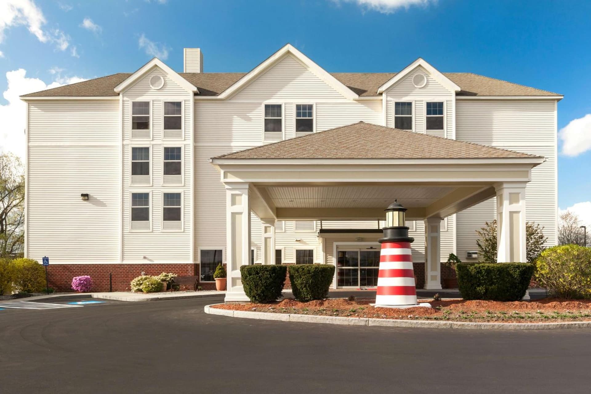 Hampton Inn Waterville interior in Waterville, ME — gallery photo 2