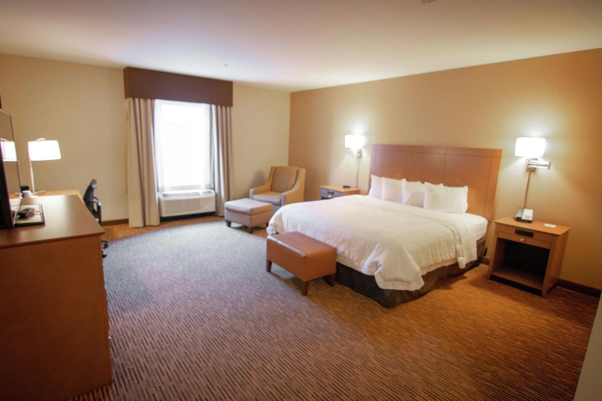 Hampton Inn & Suites Dallas/Frisco North-Fieldhouse USA interior in Frisco, TX — gallery photo 2