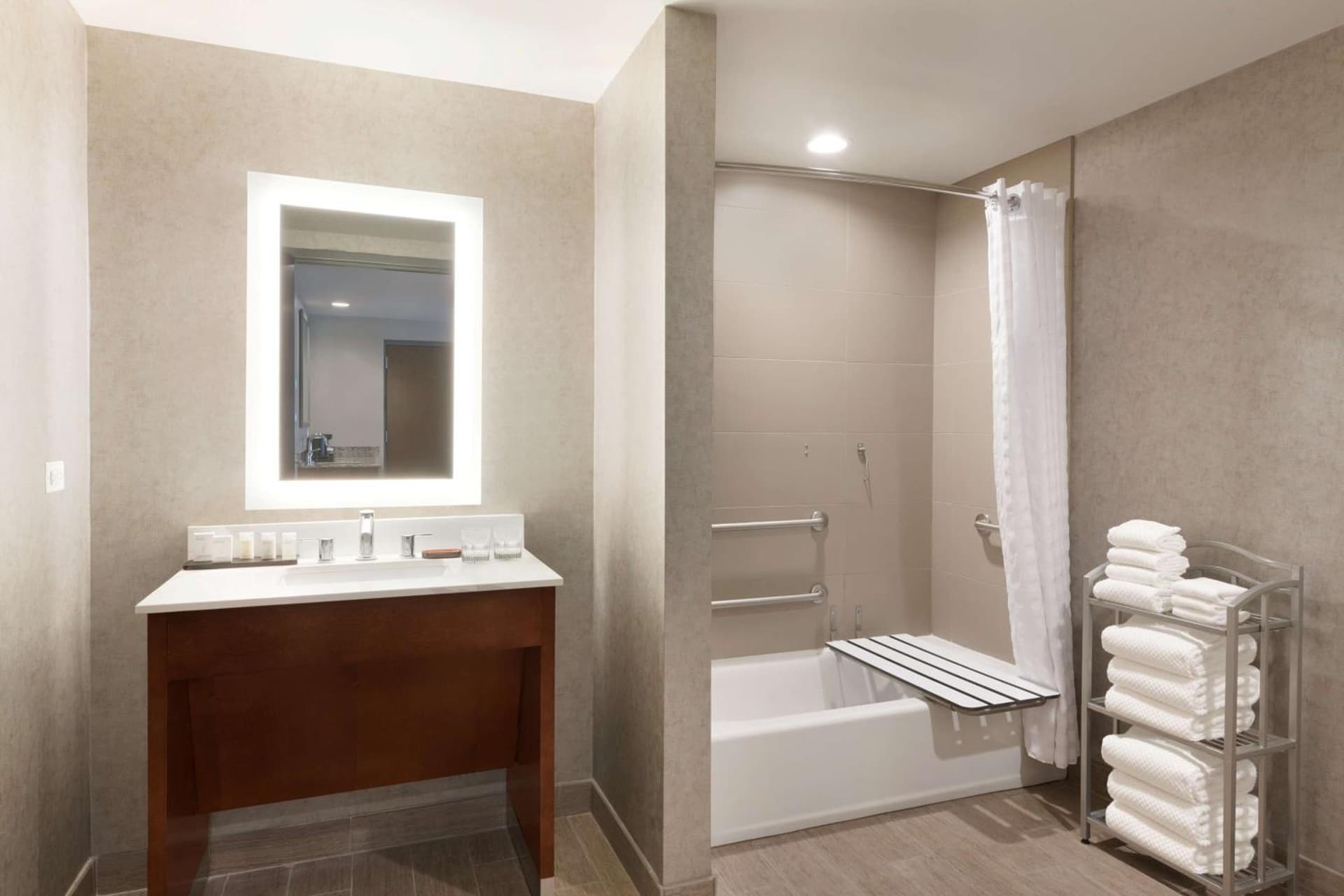 Embassy Suites by Hilton Chicago Naperville gallery photo in Naperville, IL — image 19