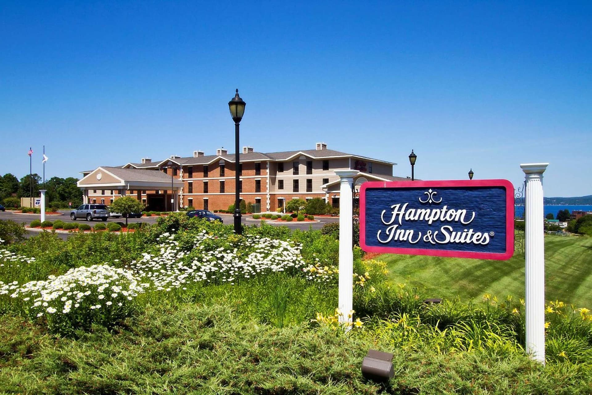 Hampton Inn & Suites Petoskey interior in Petoskey, MI — gallery photo 2