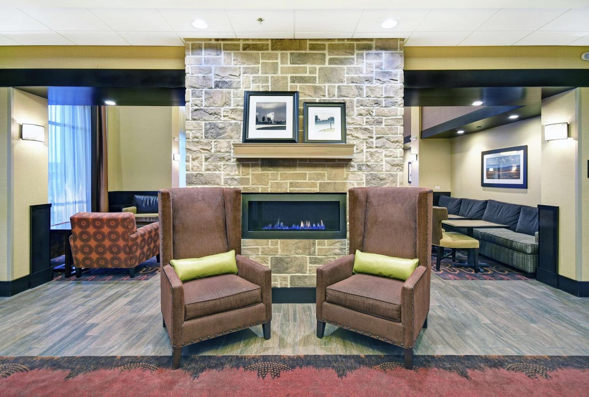 Hampton Inn & Suites Milwaukee/Franklin interior in Franklin, WI — gallery photo 2