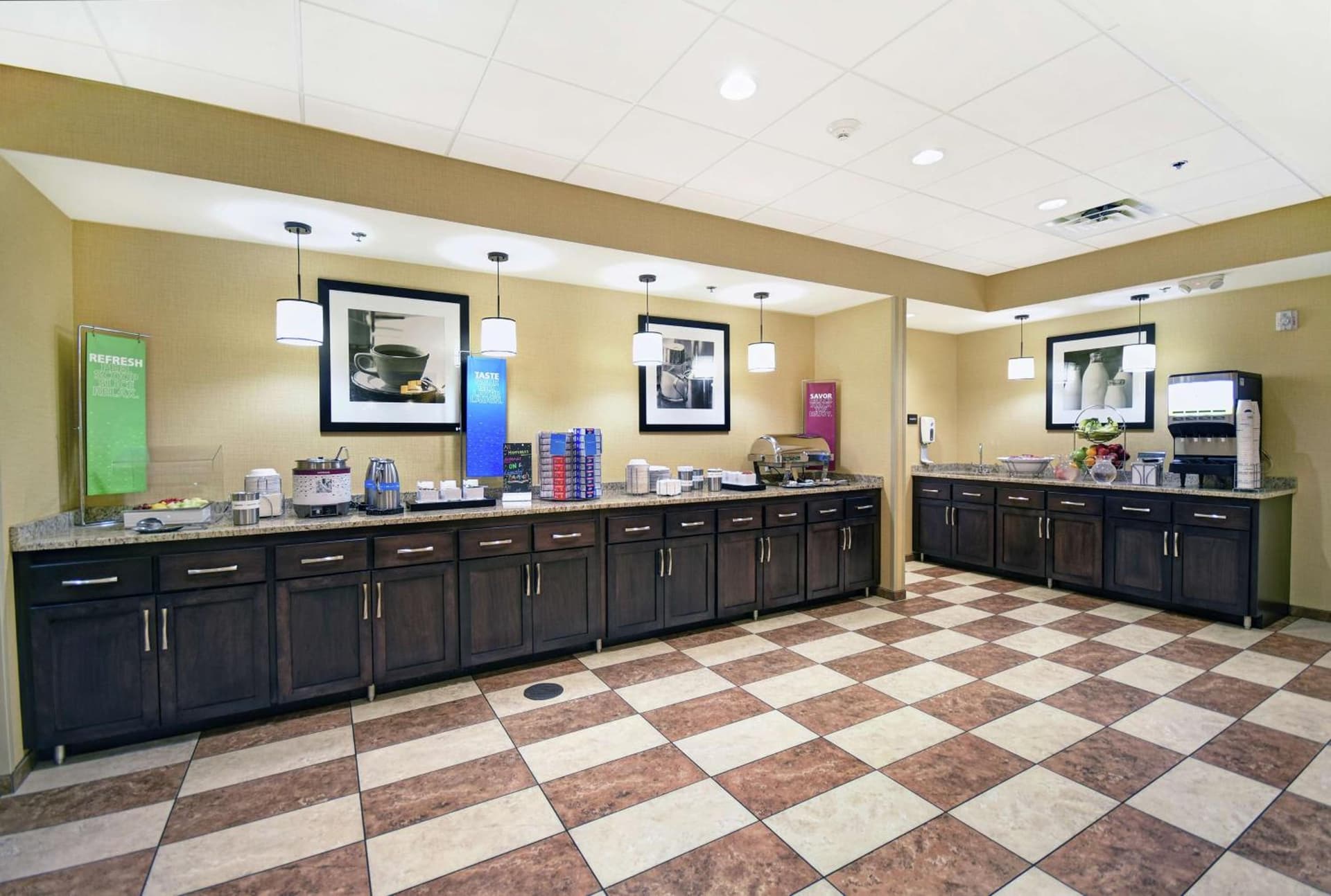 Hampton Inn & Suites Milwaukee/Franklin interior in Franklin, WI — gallery photo 2
