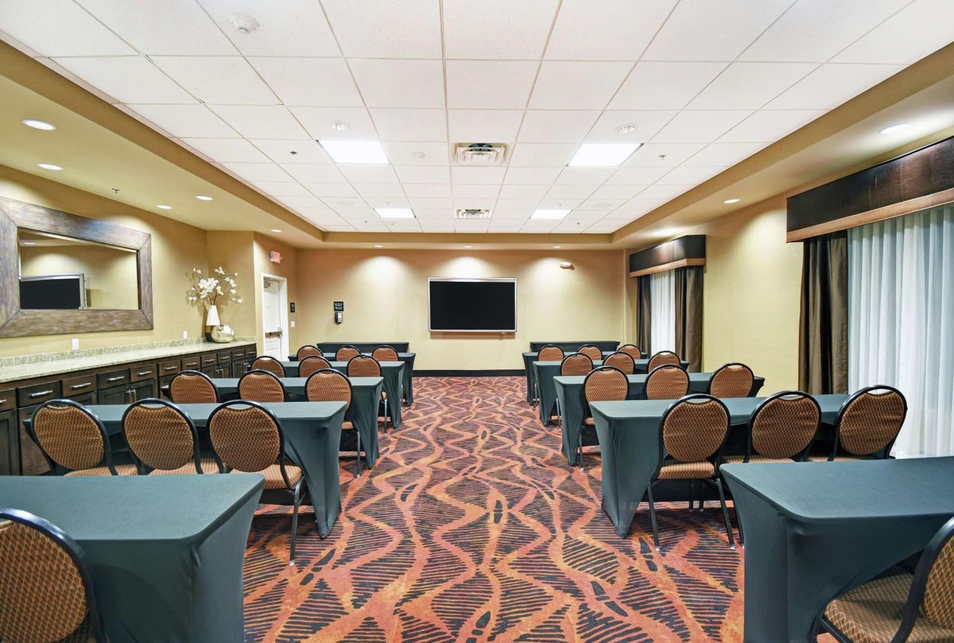 Hampton Inn & Suites Milwaukee/Franklin gallery photo in Franklin, WI — image 61