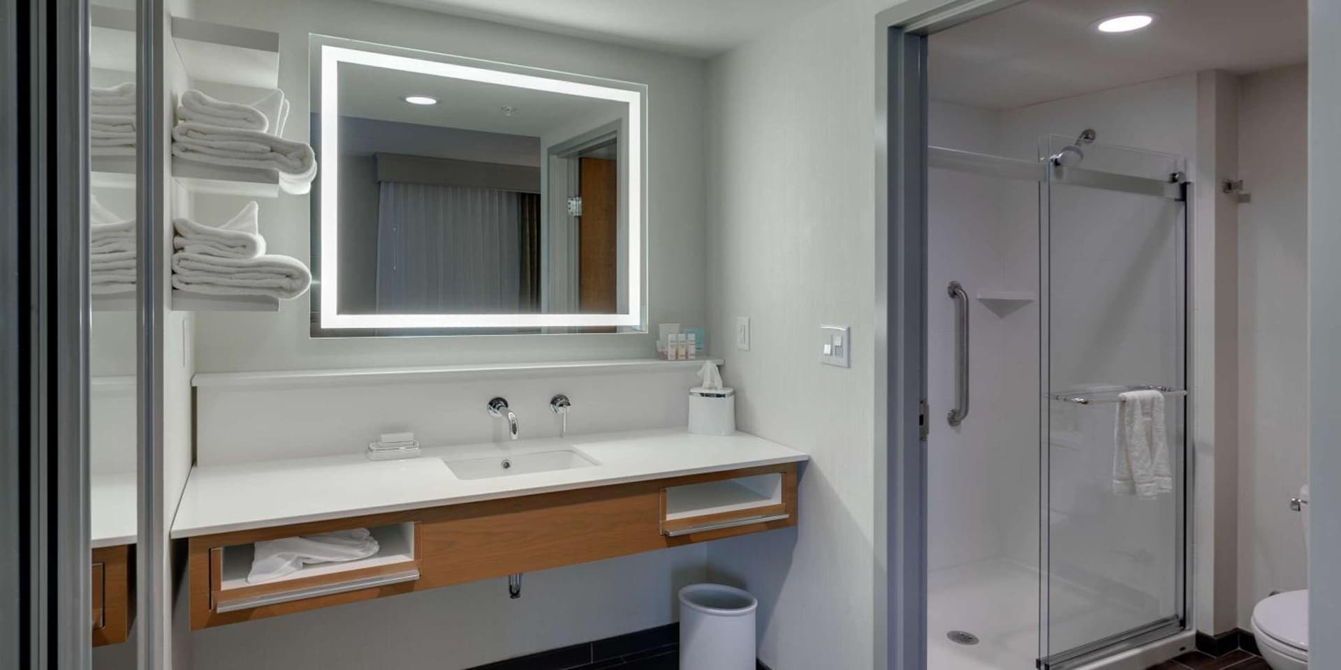 Hampton Inn & Suites - Knoxville Papermill Drive, TN gallery photo in Knoxville, TN — image 14