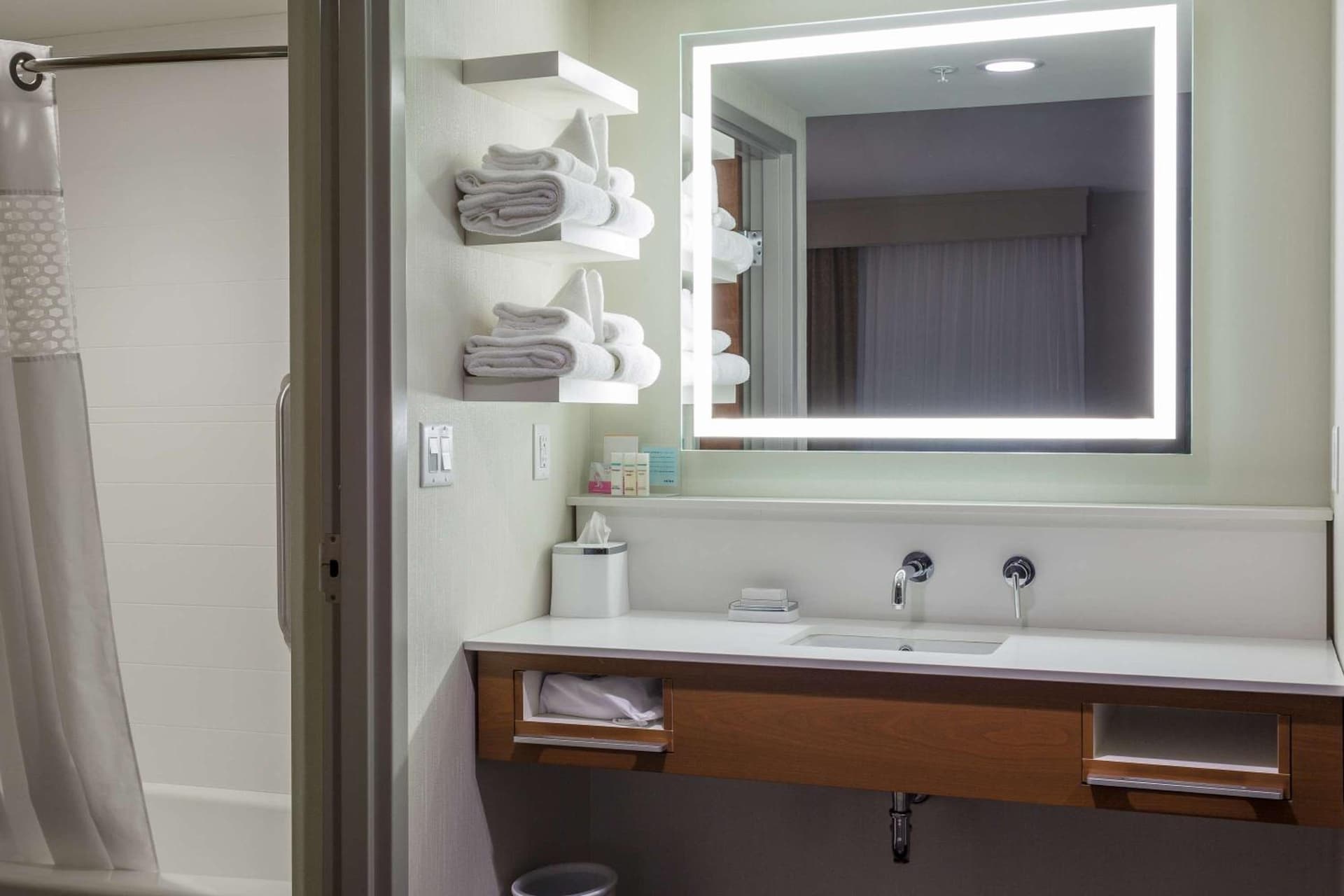 Hampton Inn & Suites - Knoxville Papermill Drive, TN gallery photo in Knoxville, TN — image 22