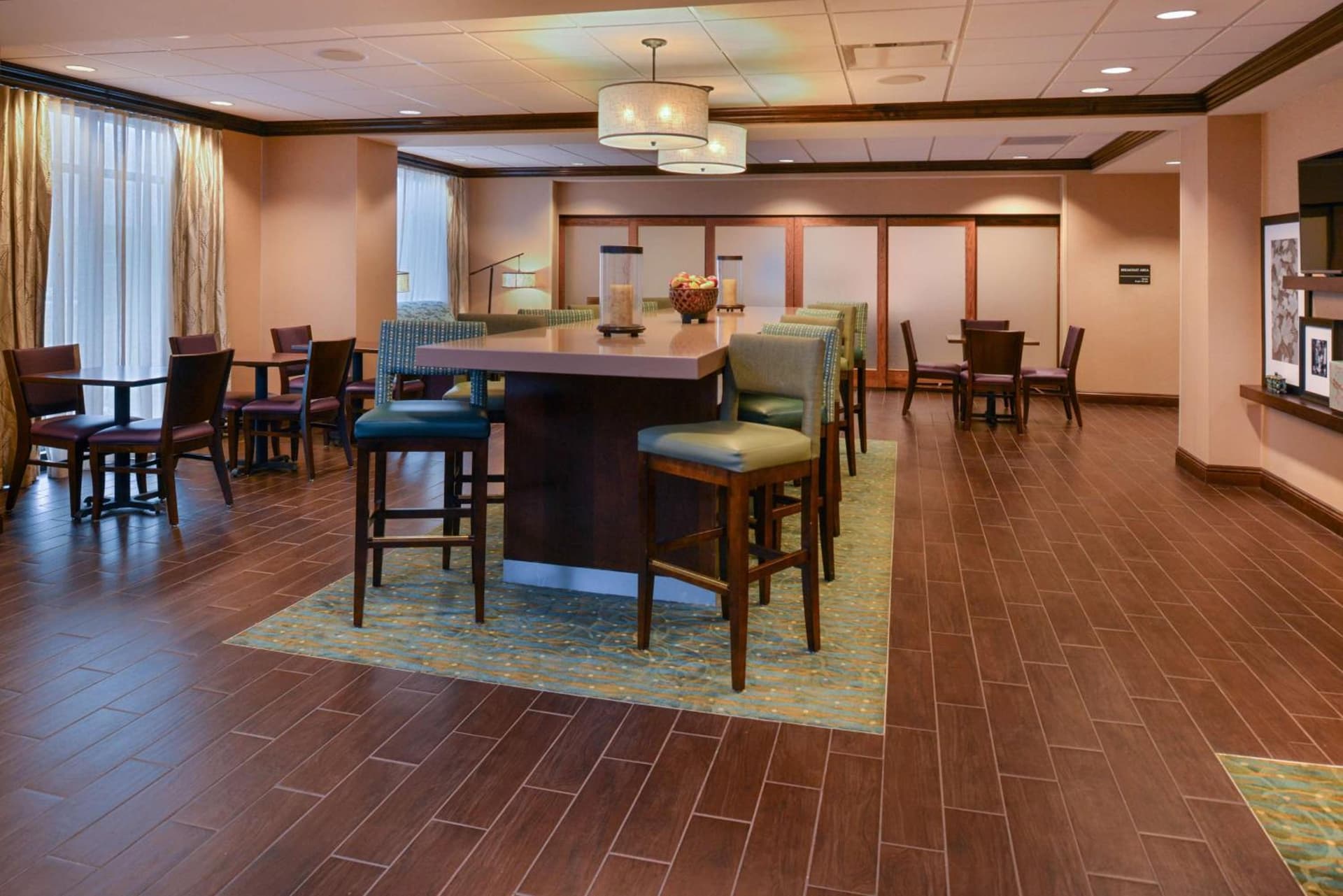 Hampton Inn Omaha Midtown-Aksarben interior in Omaha, NE — gallery photo 2