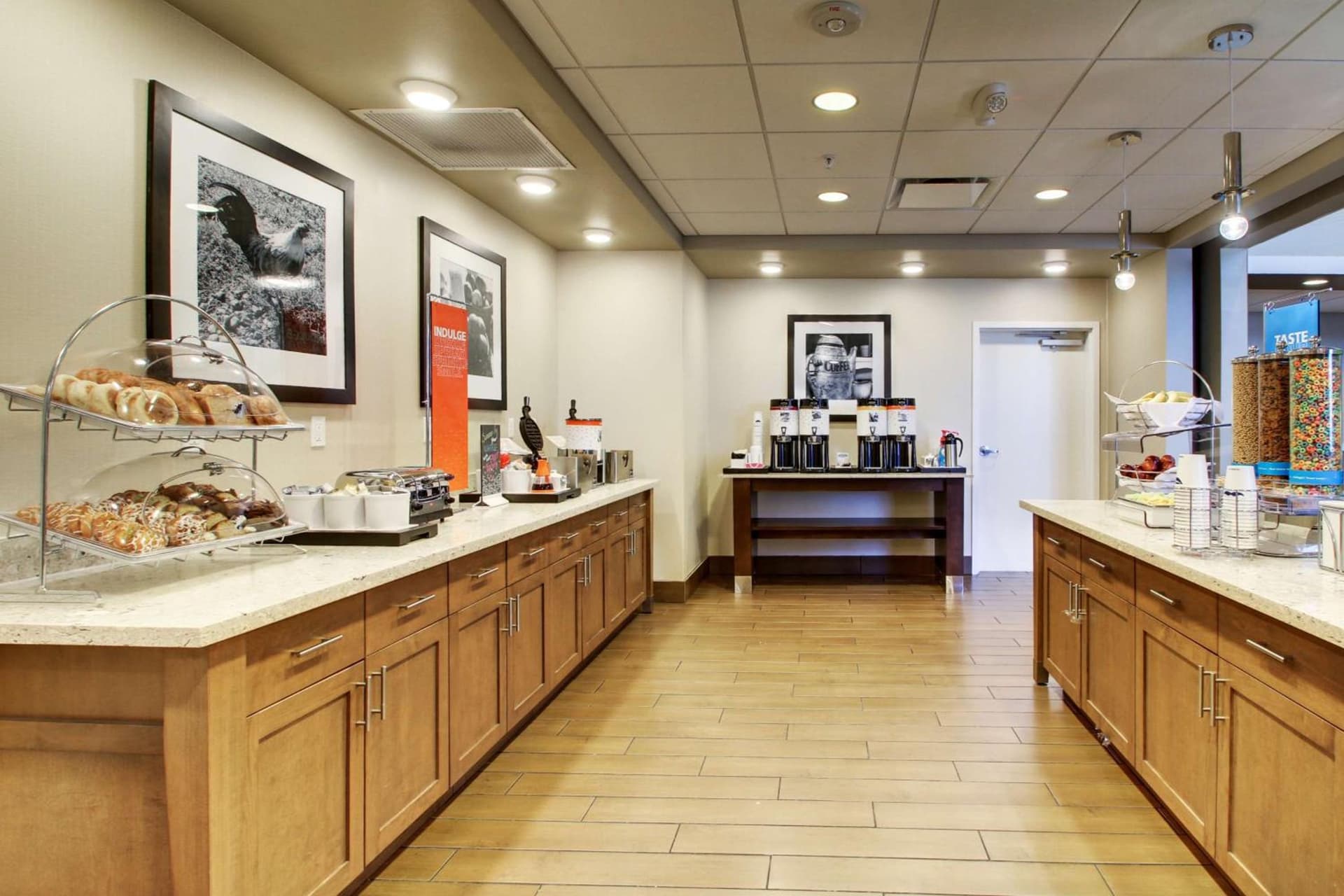 Hampton Inn & Suites Milwaukee West gallery photo in West Allis, WI — image 15