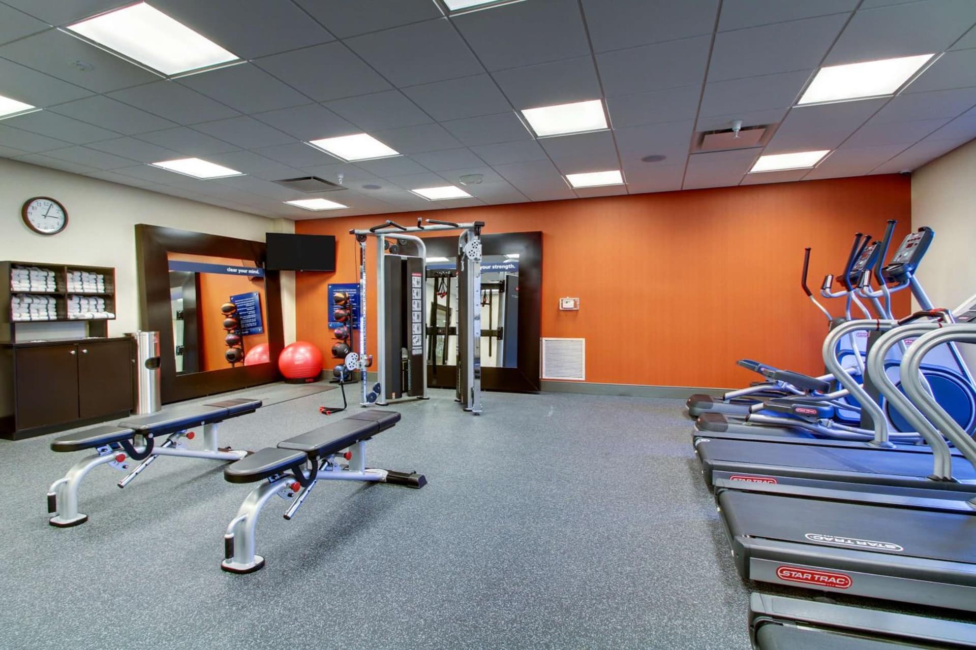 Hampton Inn & Suites Milwaukee West gallery photo in West Allis, WI — image 58