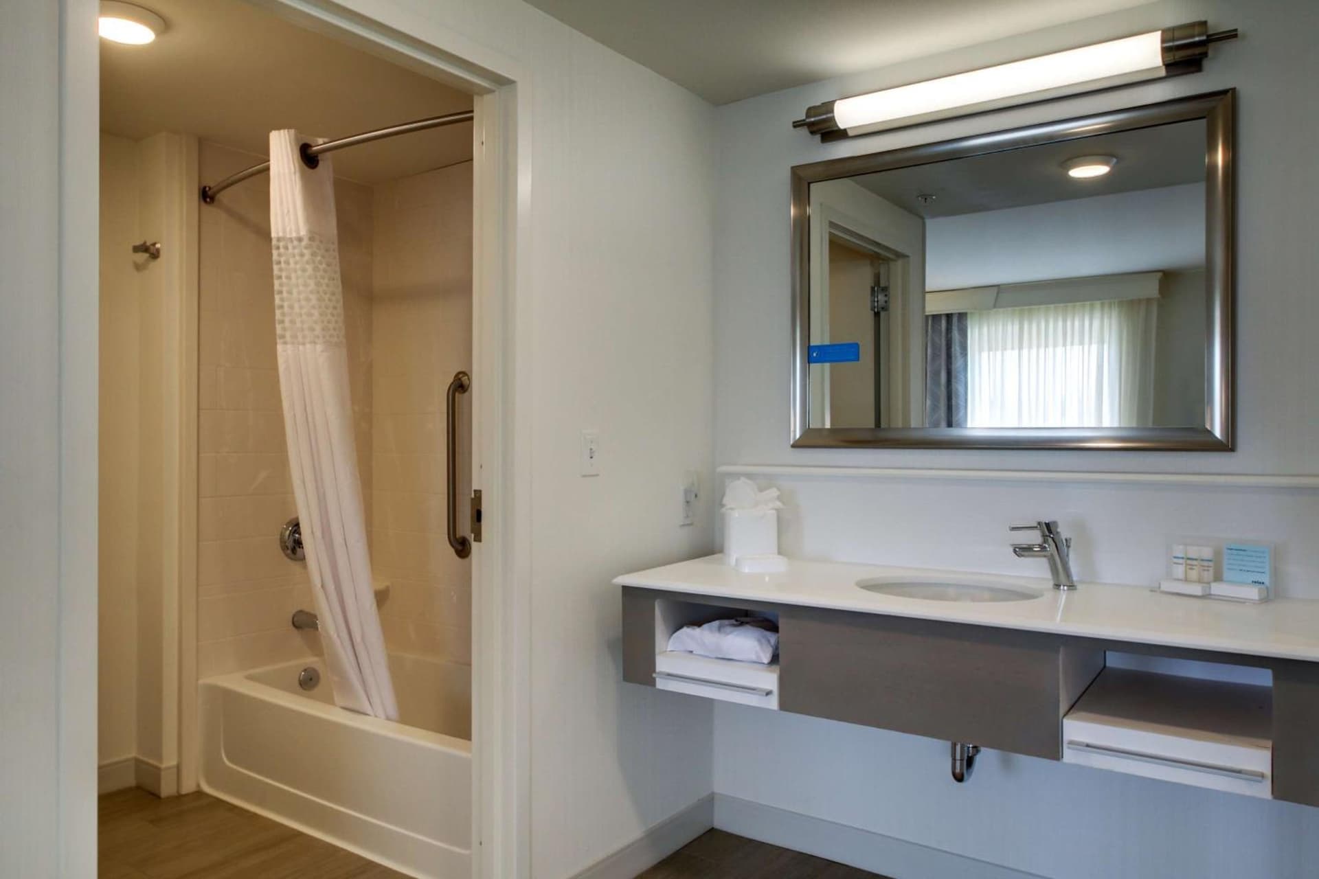Hampton Inn & Suites Milwaukee West gallery photo in West Allis, WI — image 28