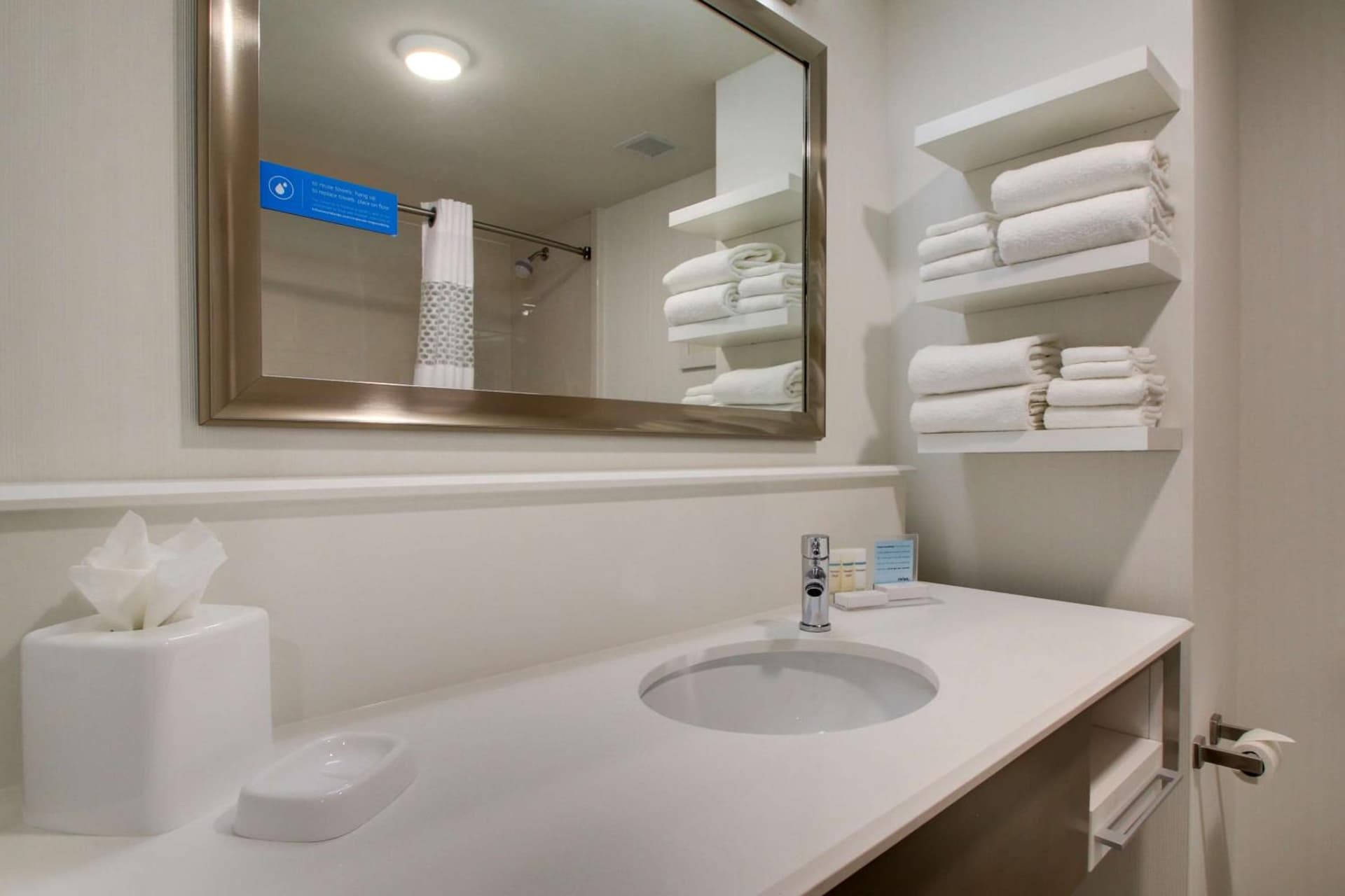 Hampton Inn & Suites Milwaukee West gallery photo in West Allis, WI — image 40