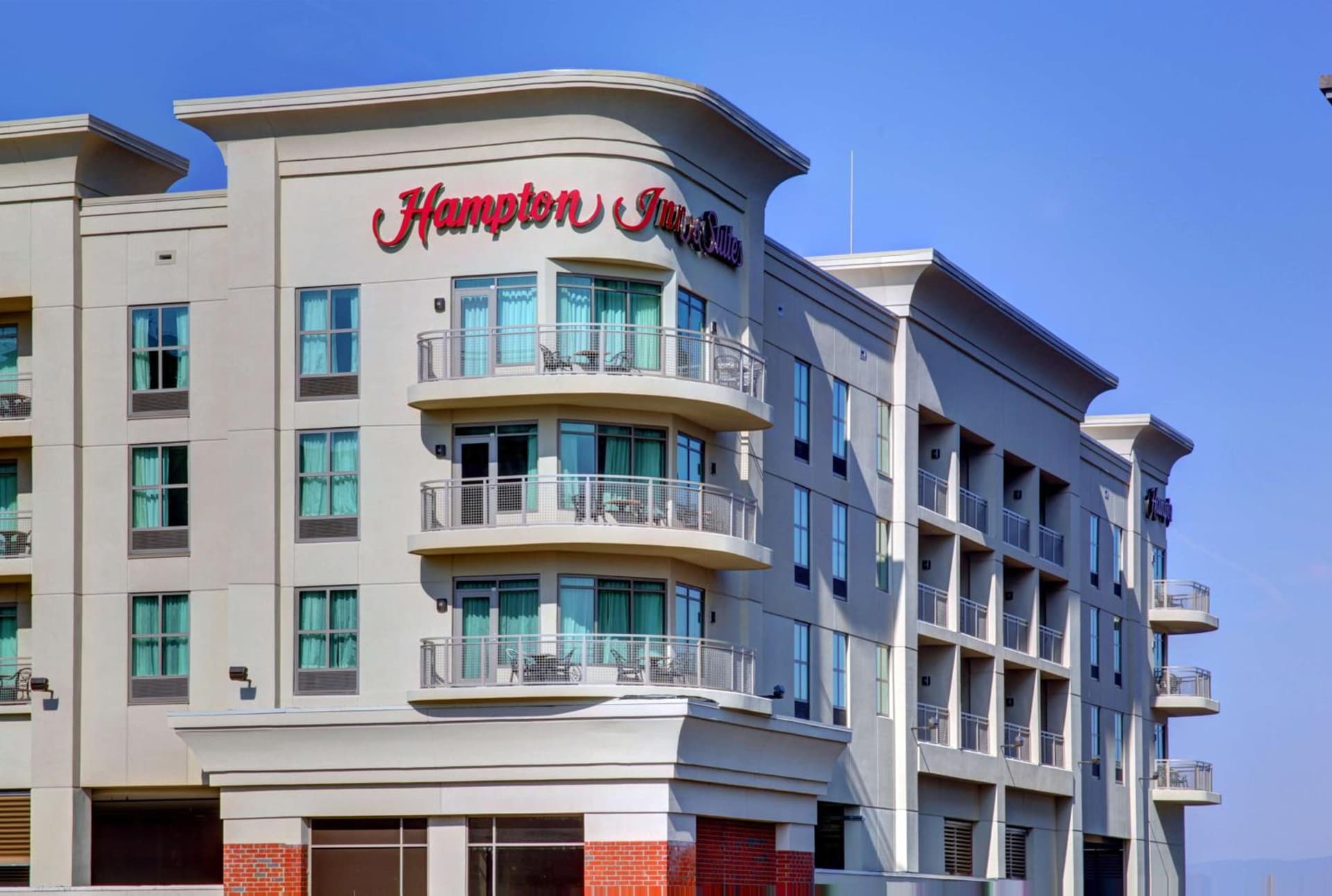 Hampton Inn & Suites - Roanoke-Downtown, VA interior in Roanoke, VA — gallery photo 2