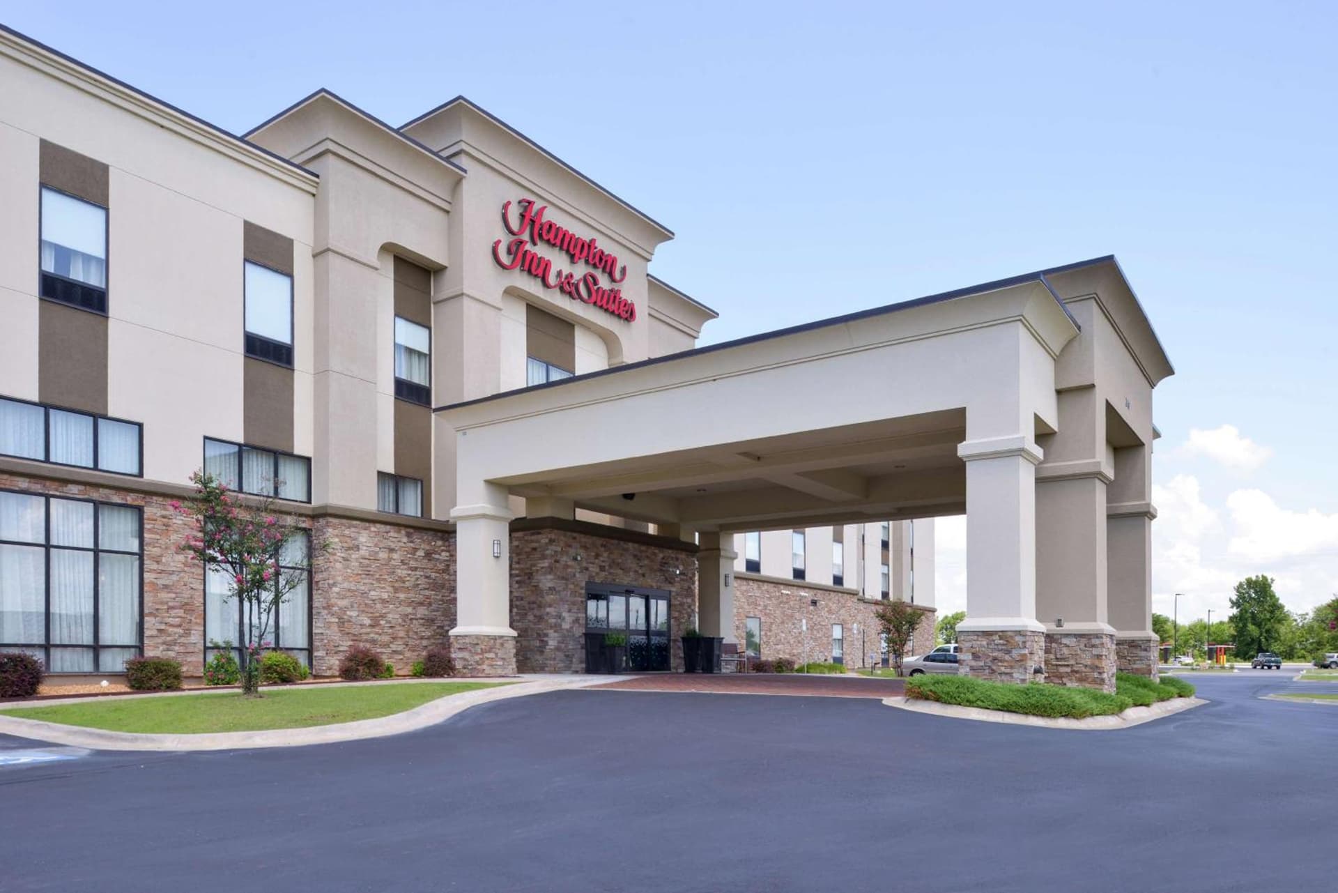 Hampton Inn & Suites by Hilton Lonoke interior in Lonoke, AR — gallery photo 2