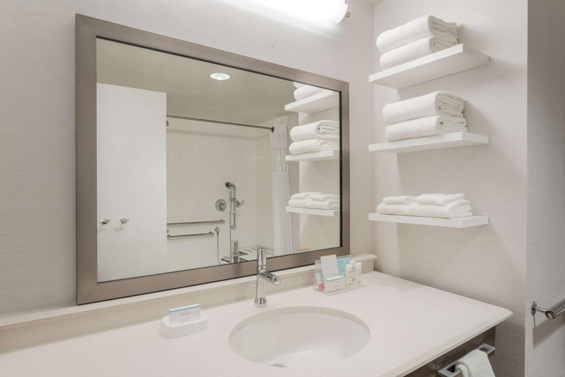 Hampton Inn & Suites Minooka gallery photo in Channahon, IL — image 17