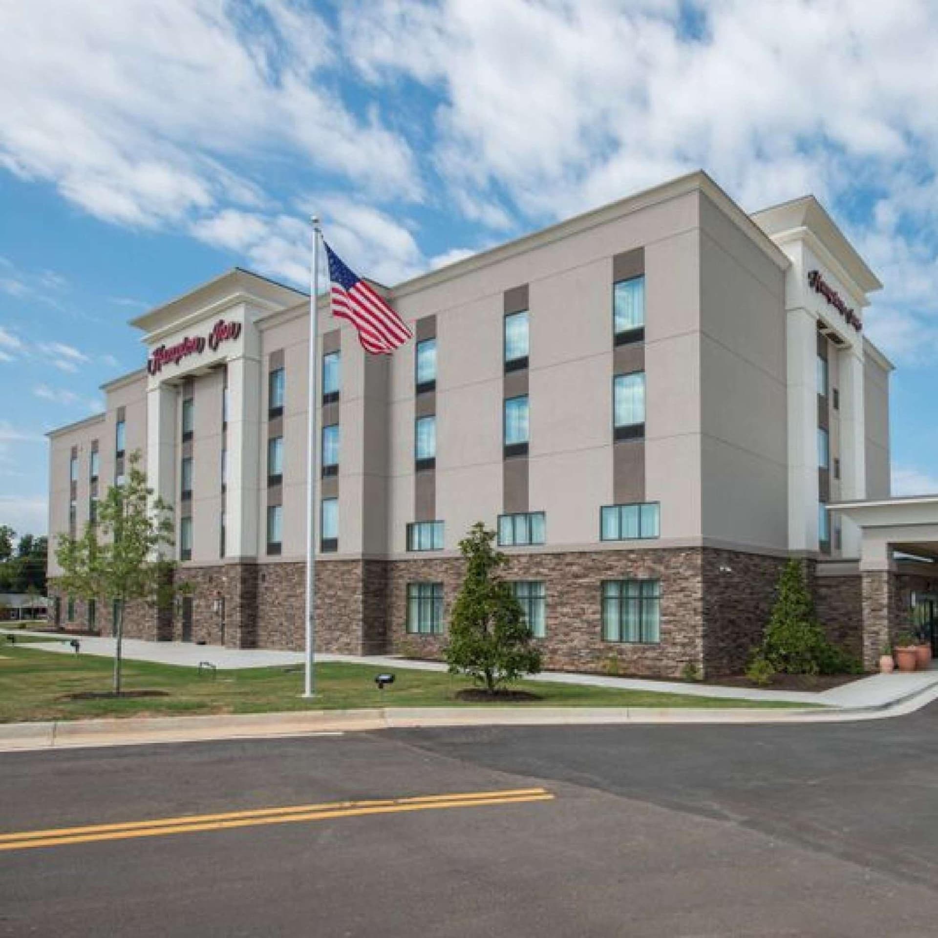 Hampton Inn Waynesboro interior in Waynesboro, GA — gallery photo 2