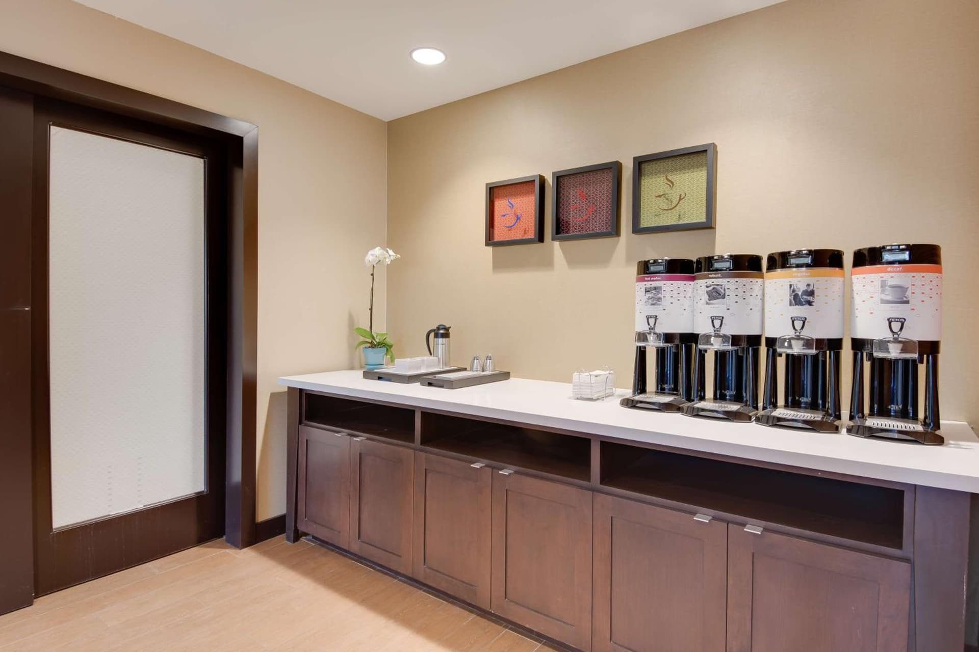 Hampton Inn & Suites Los Angeles - Glendale gallery photo in Glendale, CA — image 18