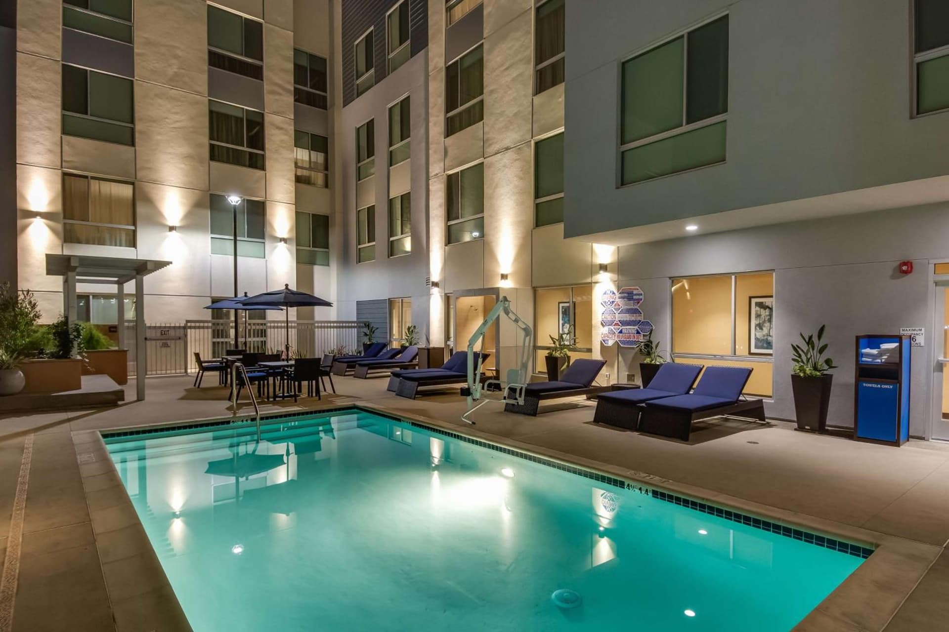 Hampton Inn & Suites Los Angeles - Glendale gallery photo in Glendale, CA — image 49