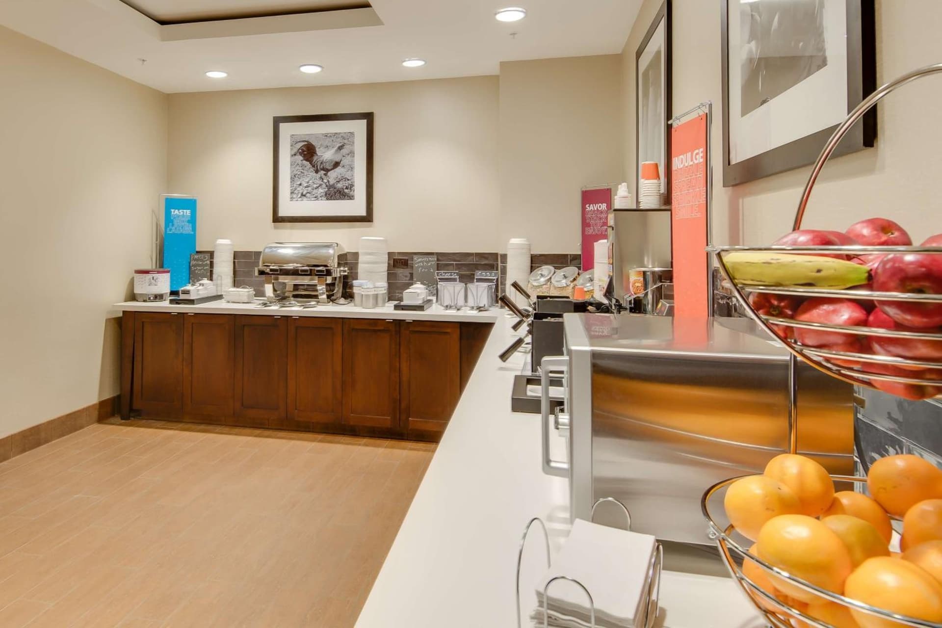 Hampton Inn & Suites Los Angeles - Glendale gallery photo in Glendale, CA — image 53