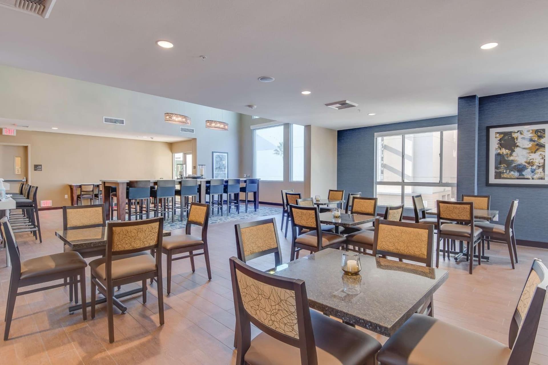 Hampton Inn & Suites Los Angeles - Glendale gallery photo in Glendale, CA — image 15