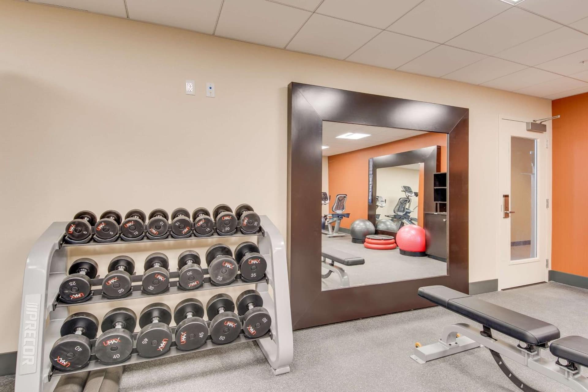 Hampton Inn & Suites Los Angeles - Glendale gallery photo in Glendale, CA — image 62