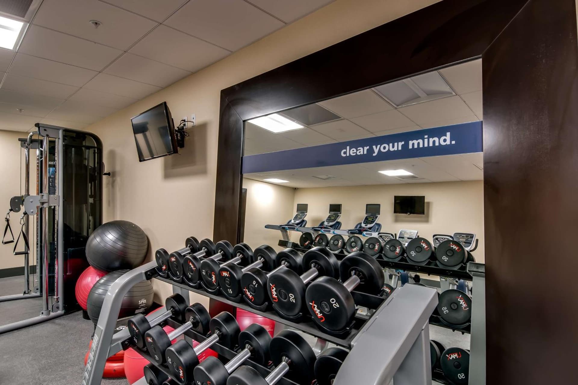 Hampton Inn & Suites Los Angeles - Glendale gallery photo in Glendale, CA — image 57
