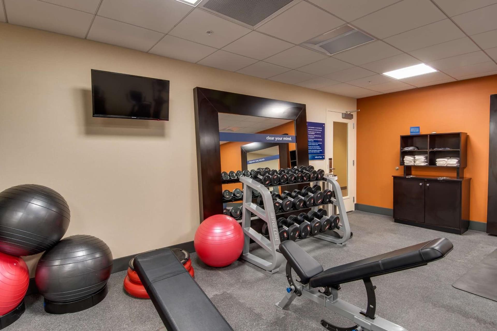 Hampton Inn & Suites Los Angeles - Glendale gallery photo in Glendale, CA — image 24