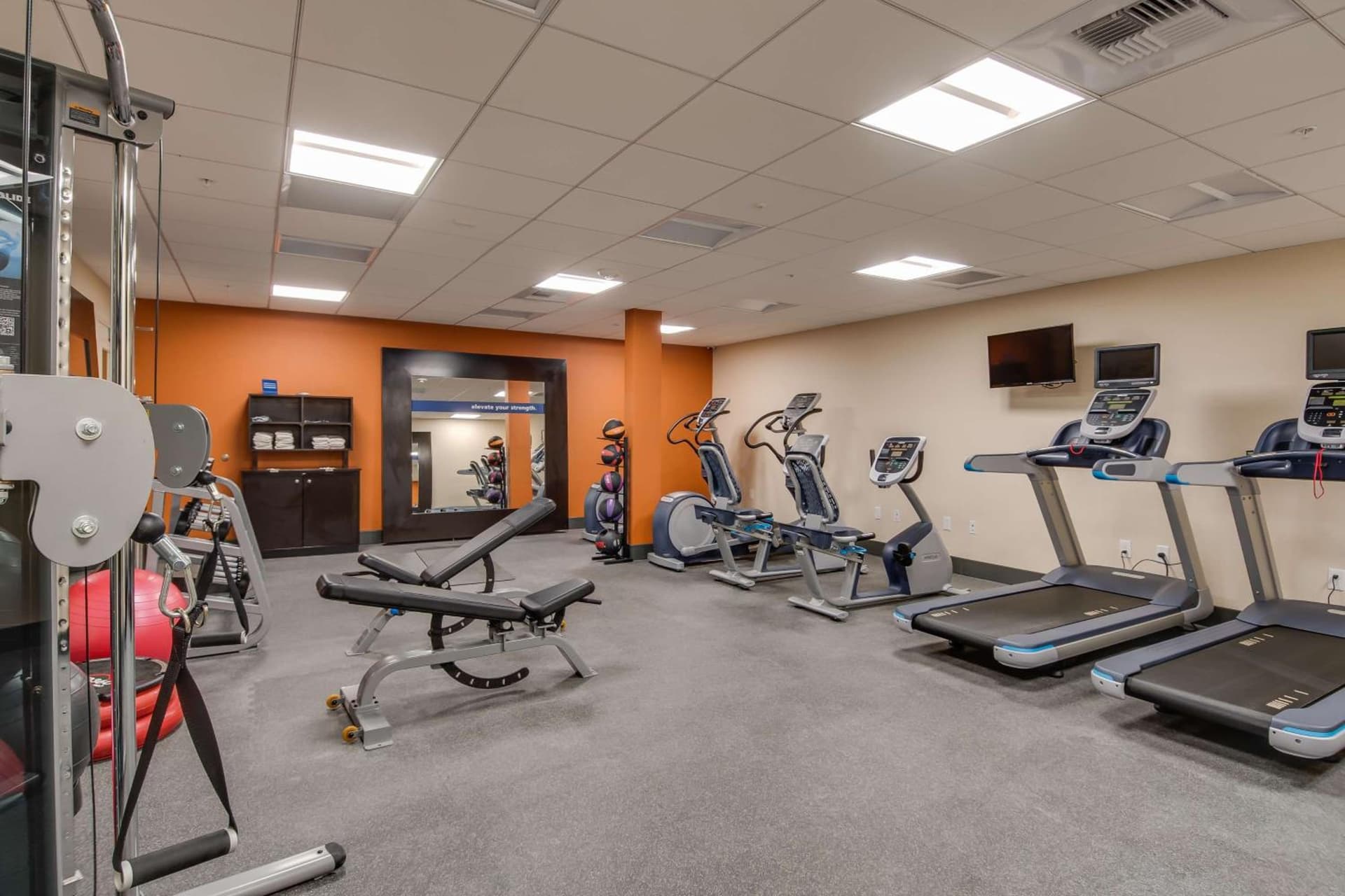 Hampton Inn & Suites Los Angeles - Glendale gallery photo in Glendale, CA — image 19