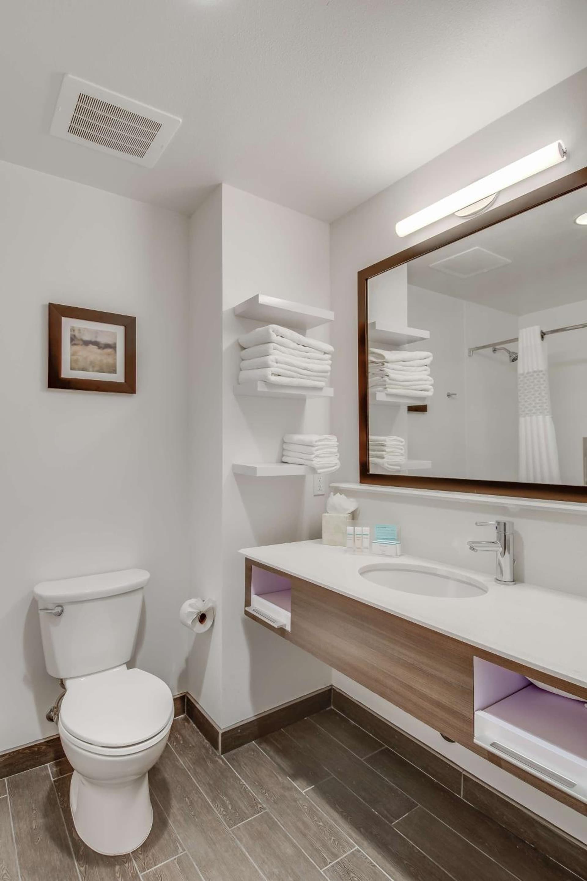 Hampton Inn & Suites Los Angeles - Glendale gallery photo in Glendale, CA — image 51
