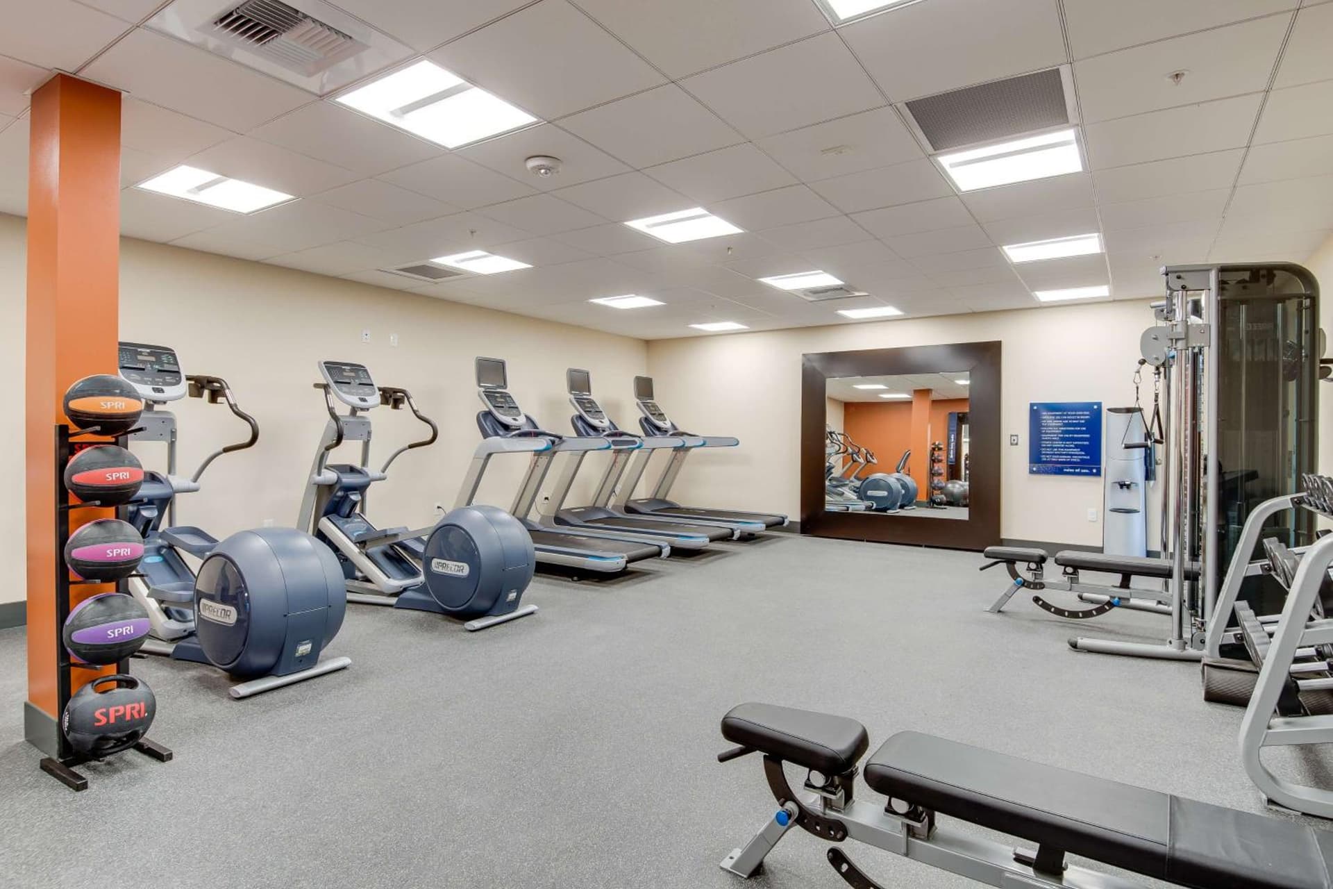 Hampton Inn & Suites Los Angeles - Glendale gallery photo in Glendale, CA — image 8