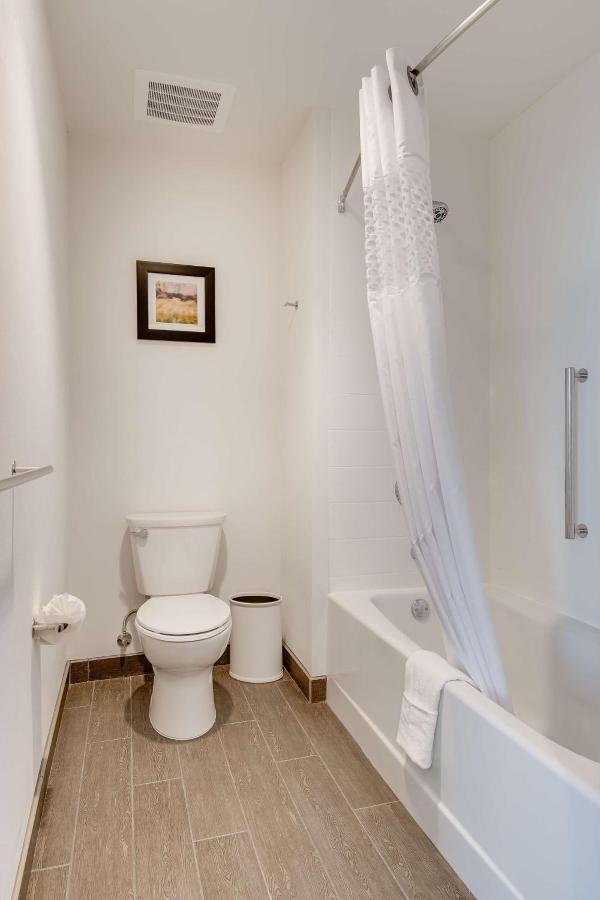 Hampton Inn & Suites Los Angeles - Glendale gallery photo in Glendale, CA — image 46