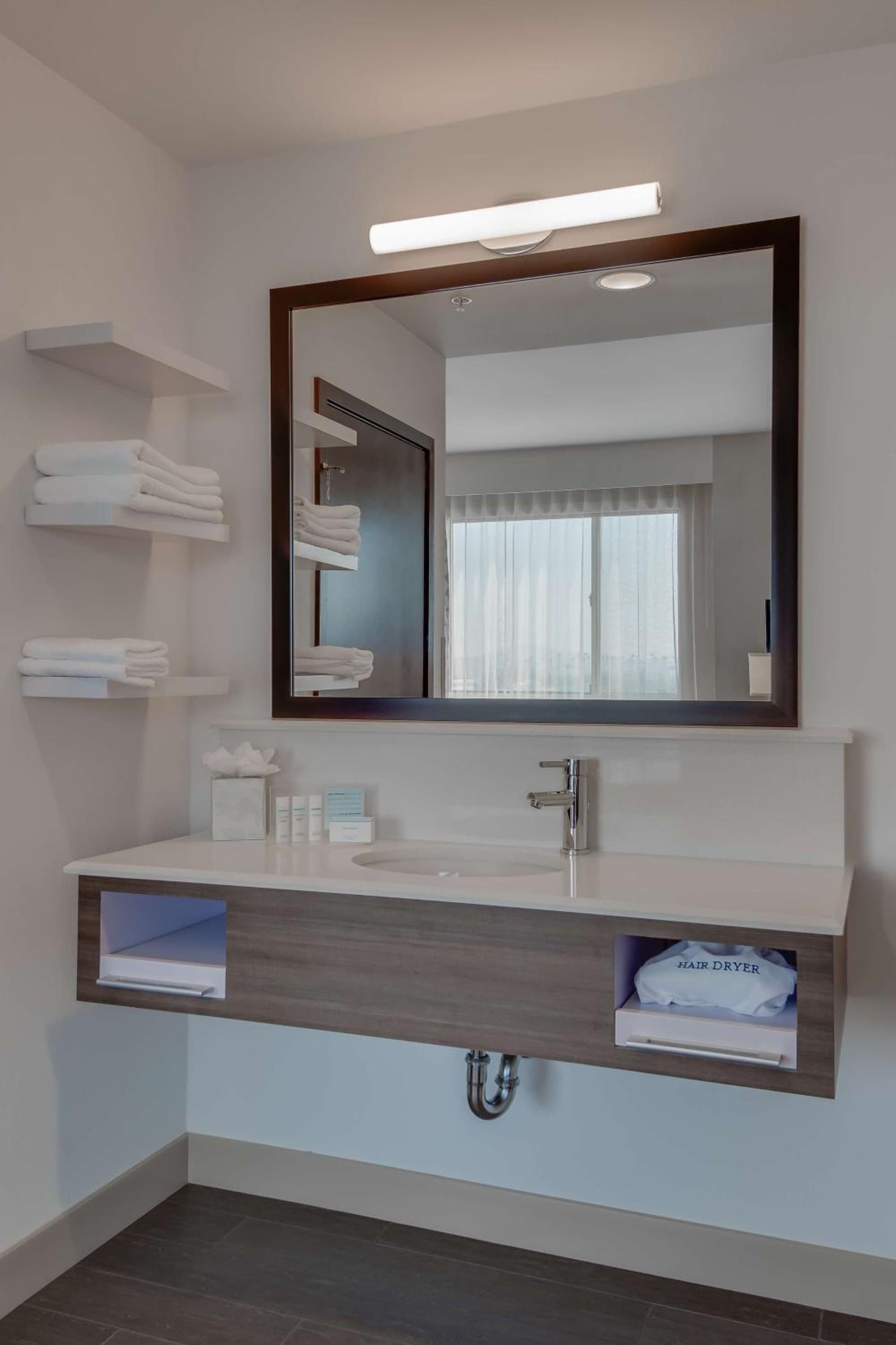 Hampton Inn & Suites Los Angeles - Glendale gallery photo in Glendale, CA — image 20