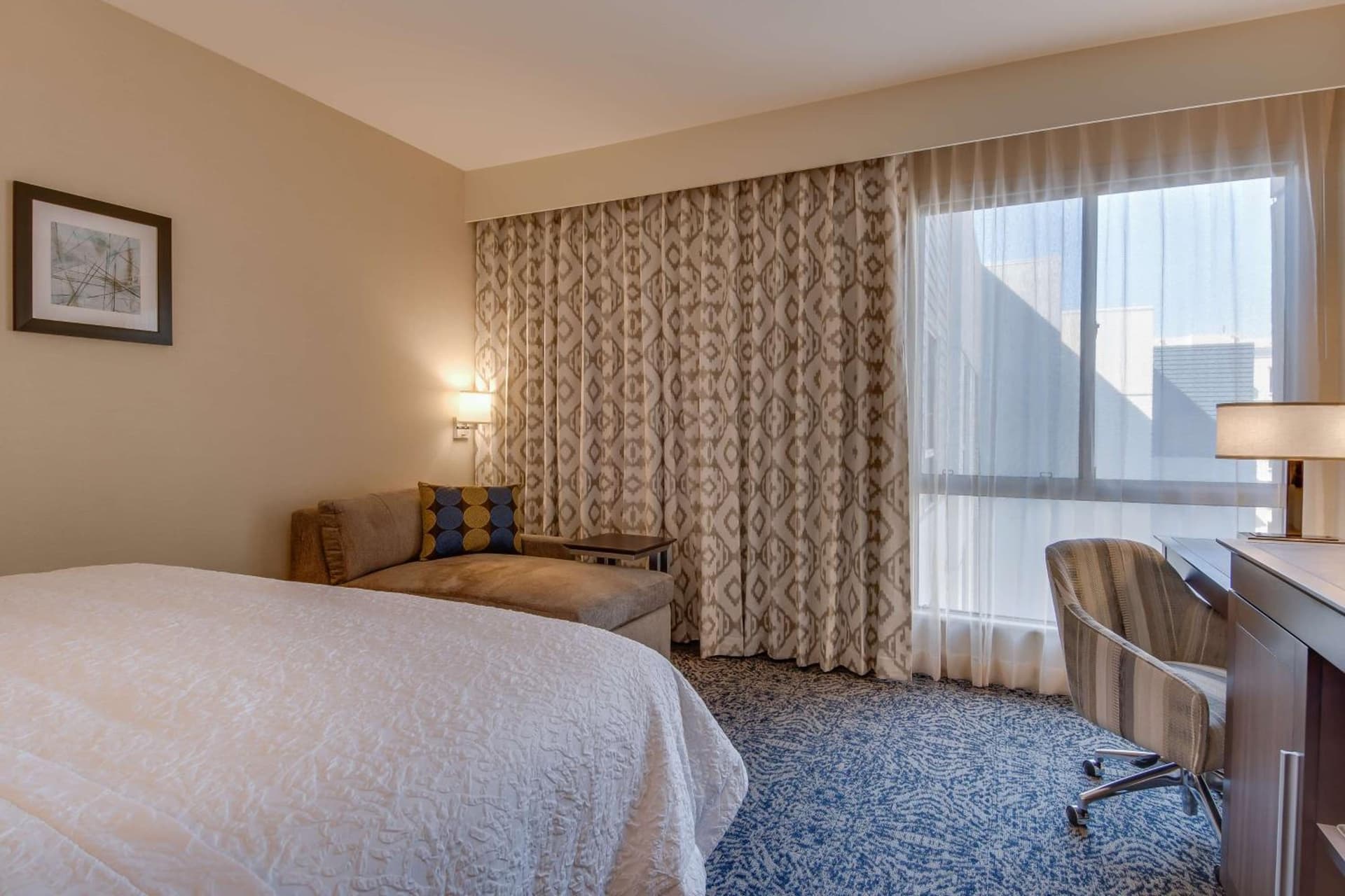 Hampton Inn & Suites Los Angeles - Glendale gallery photo in Glendale, CA — image 23
