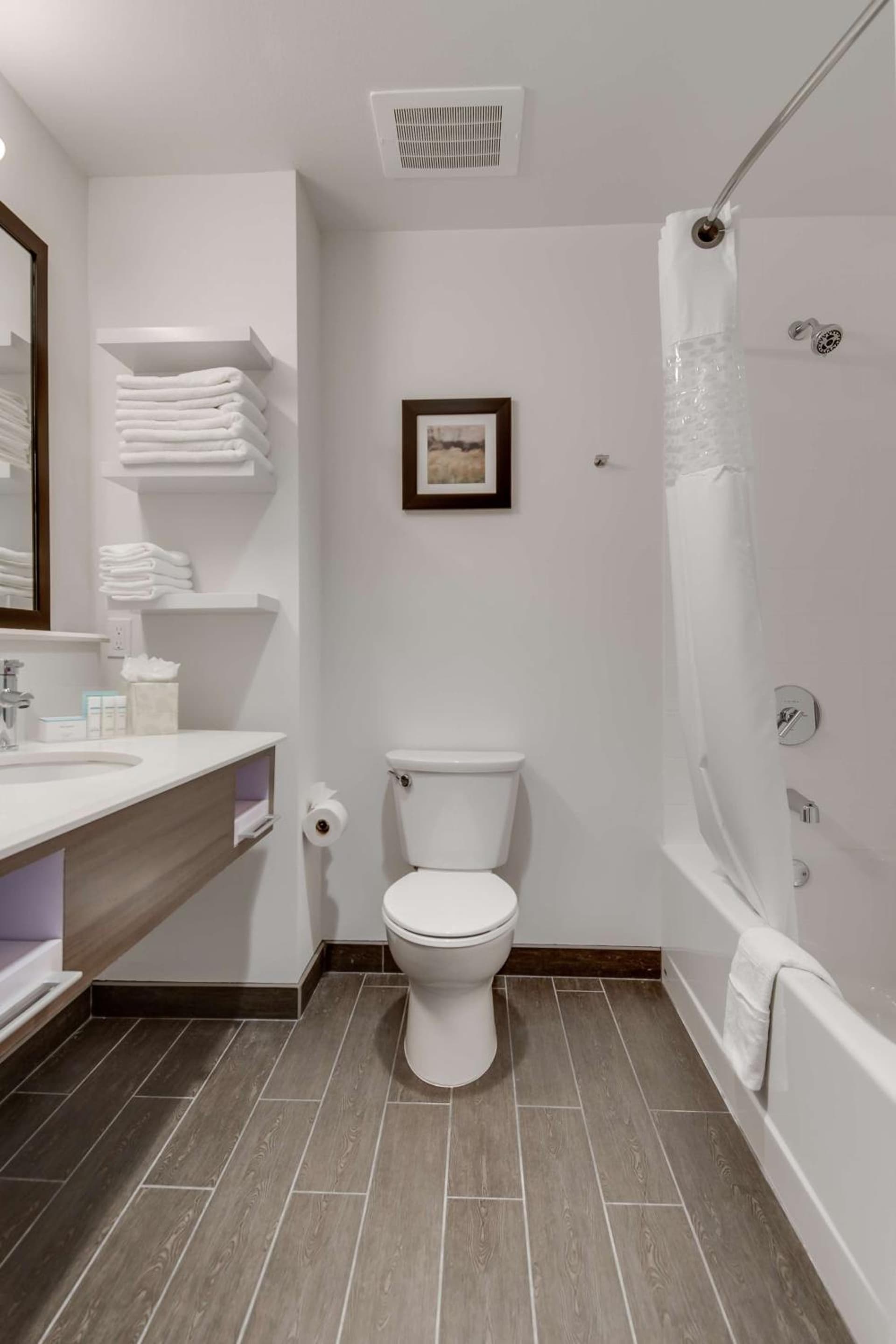 Hampton Inn & Suites Los Angeles - Glendale gallery photo in Glendale, CA — image 48