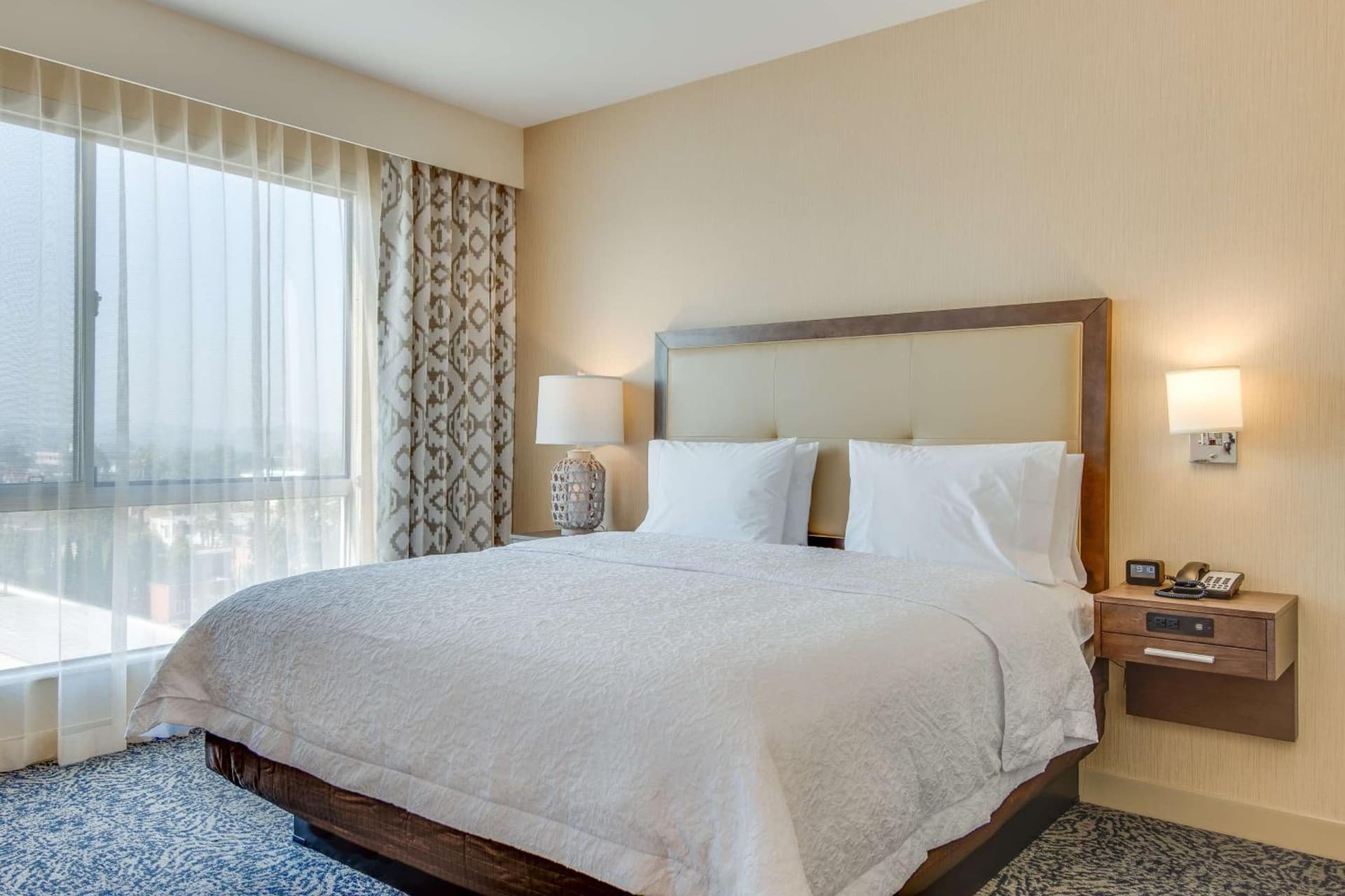 Hampton Inn & Suites Los Angeles - Glendale gallery photo in Glendale, CA — image 13