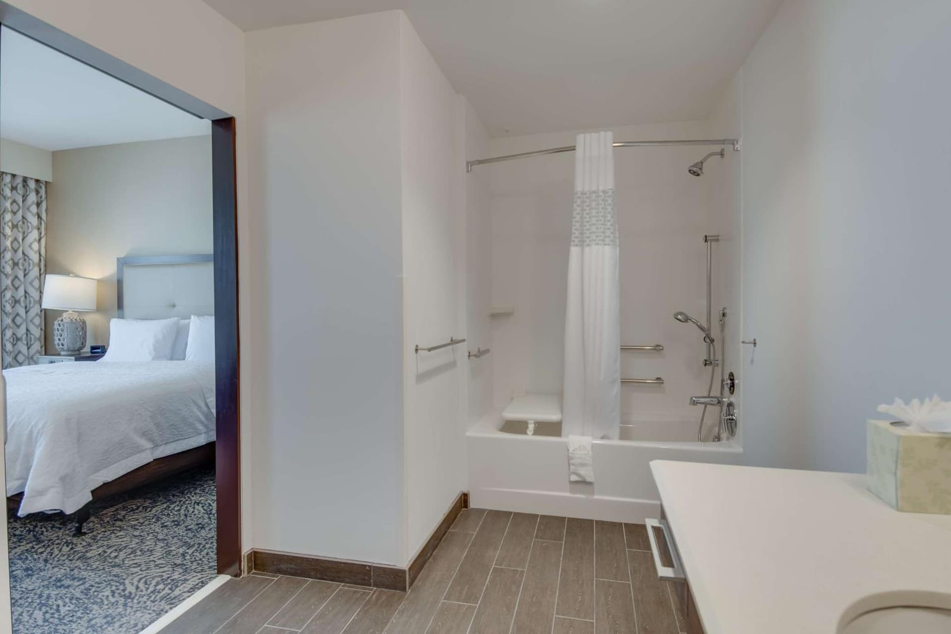 Hampton Inn & Suites Los Angeles - Glendale gallery photo in Glendale, CA — image 58