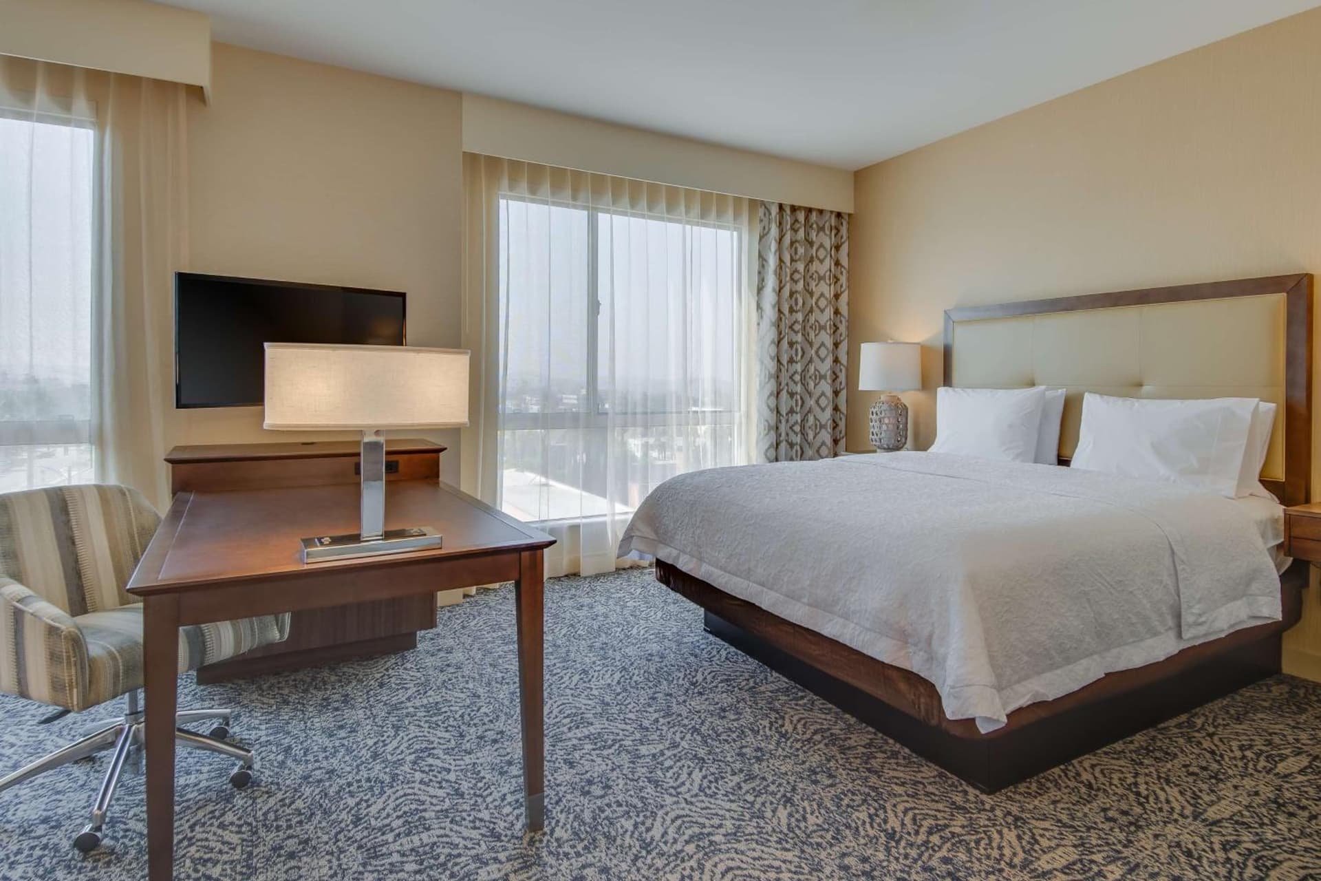 Hampton Inn & Suites Los Angeles - Glendale gallery photo in Glendale, CA — image 26