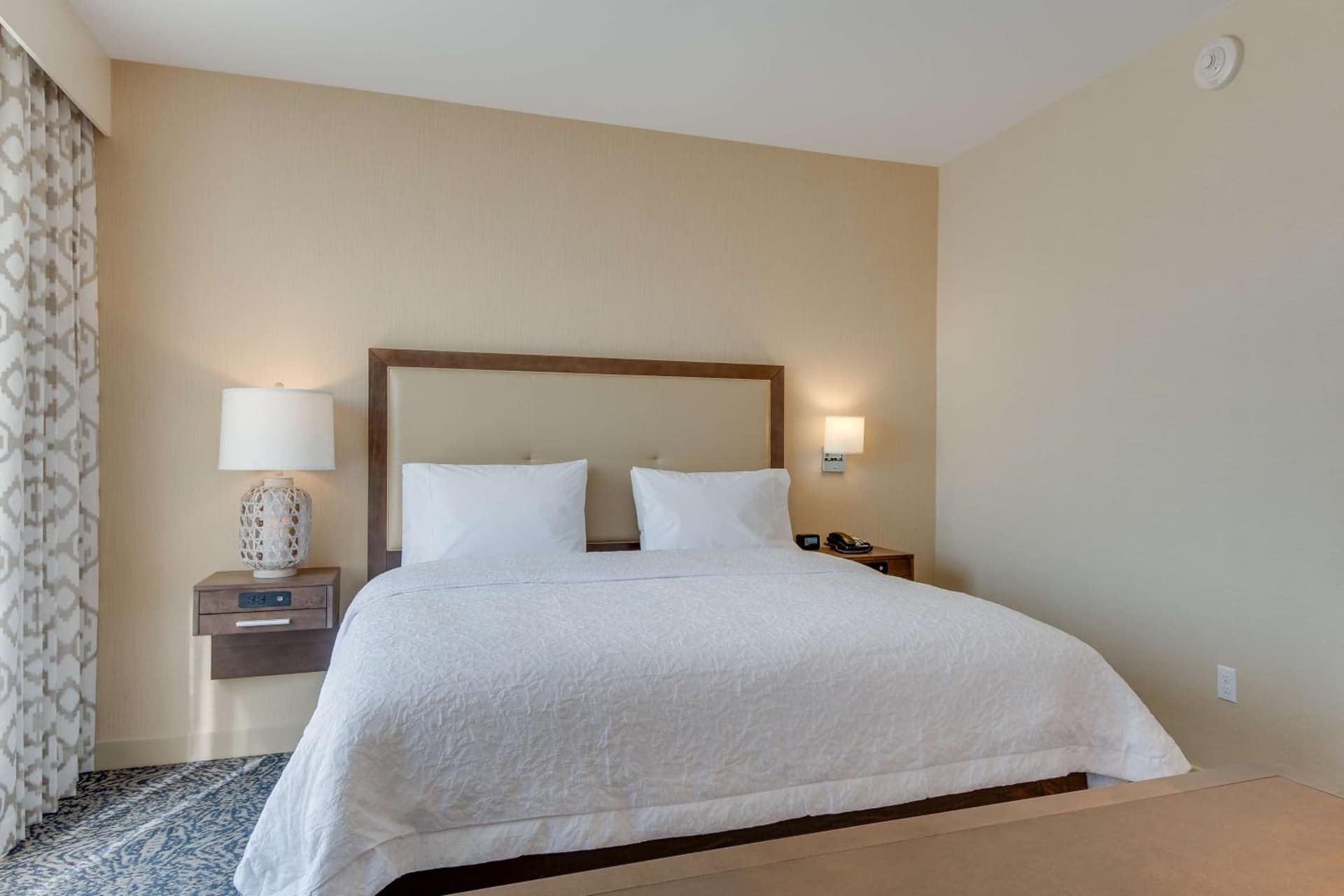 Hampton Inn & Suites Los Angeles - Glendale interior in Glendale, CA — gallery photo 2