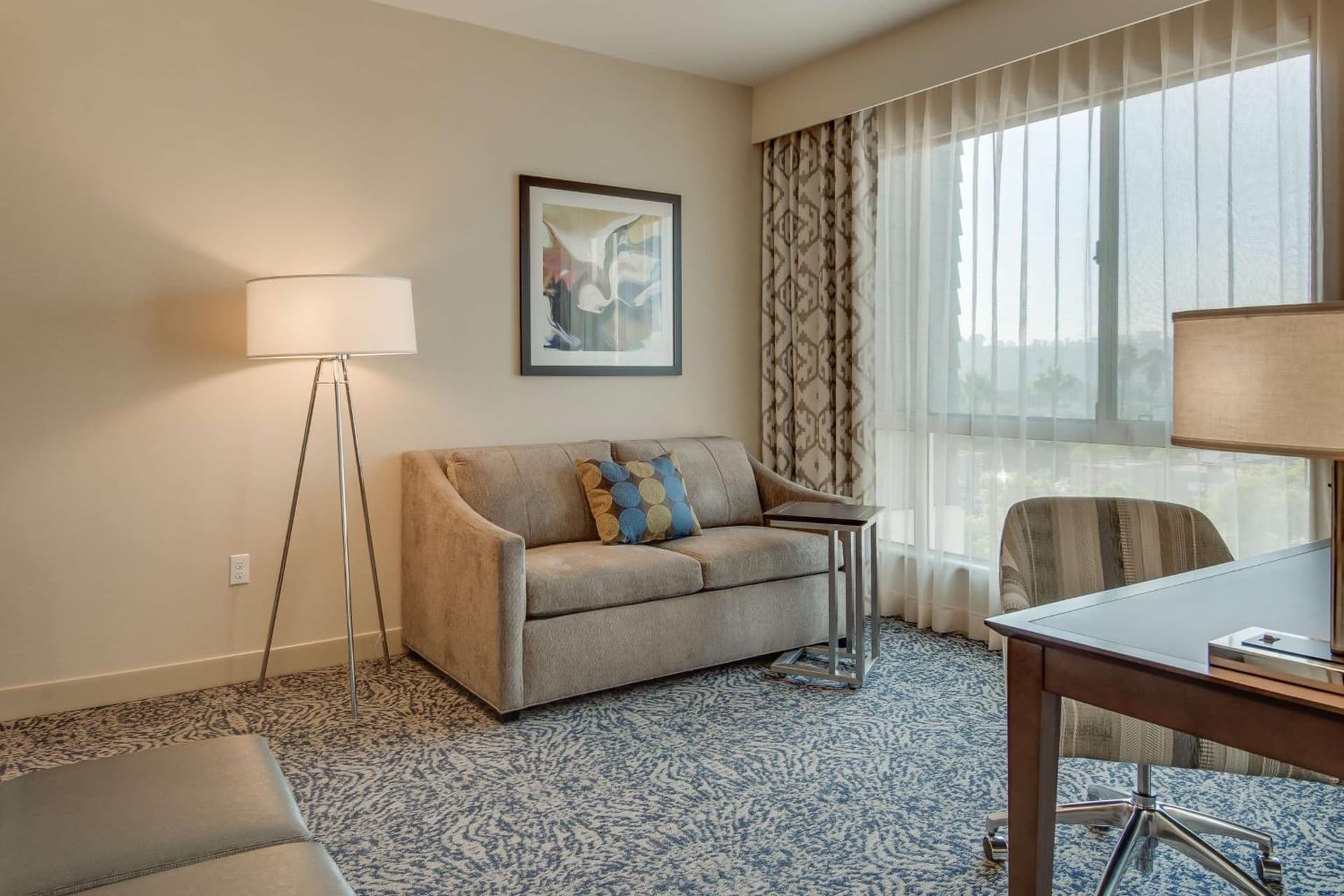 Hampton Inn & Suites Los Angeles - Glendale gallery photo in Glendale, CA — image 12