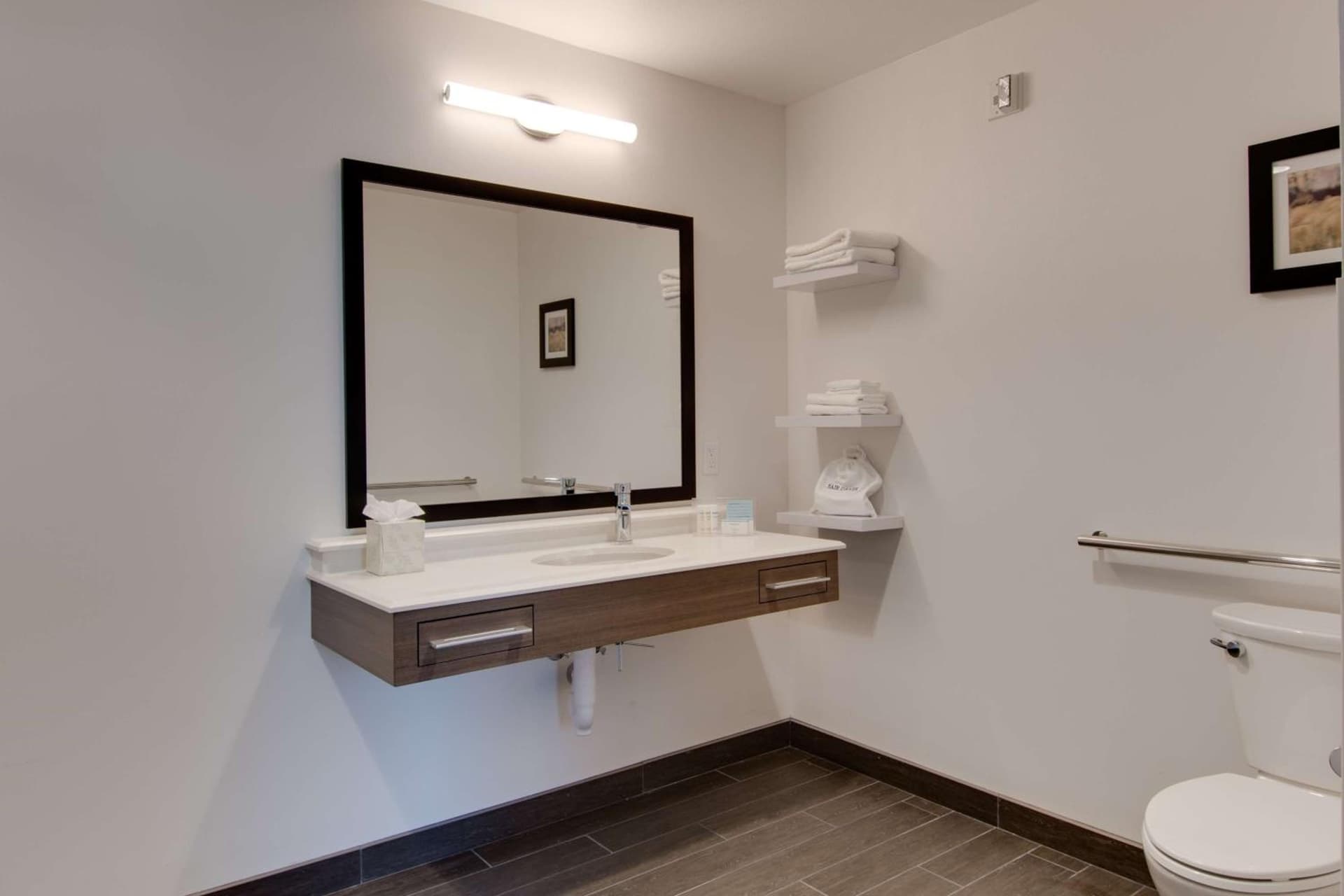 Hampton Inn & Suites Los Angeles - Glendale gallery photo in Glendale, CA — image 43