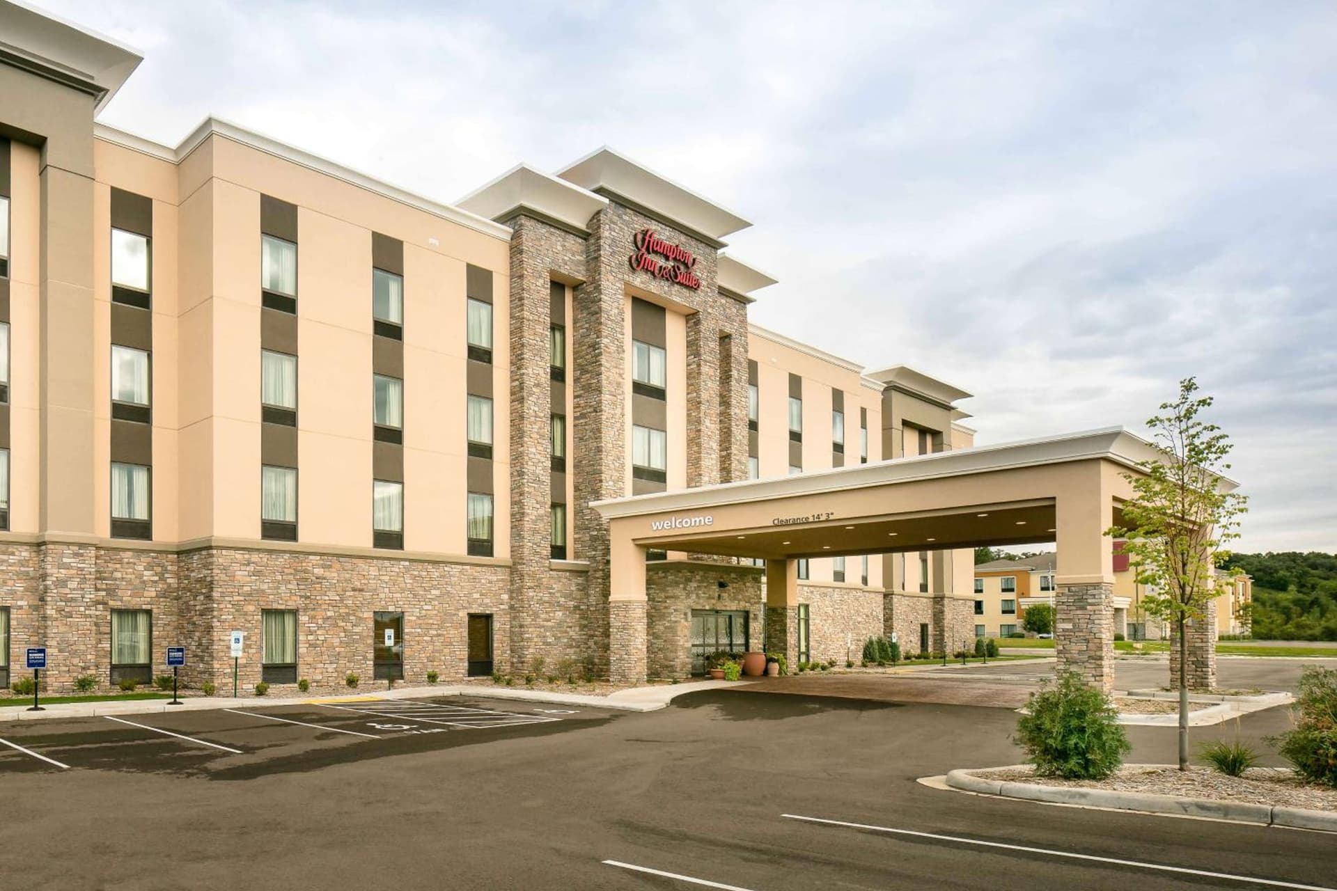 Hampton Inn & Suites-Hudson Wisconsin interior in Hudson, WI — gallery photo 2