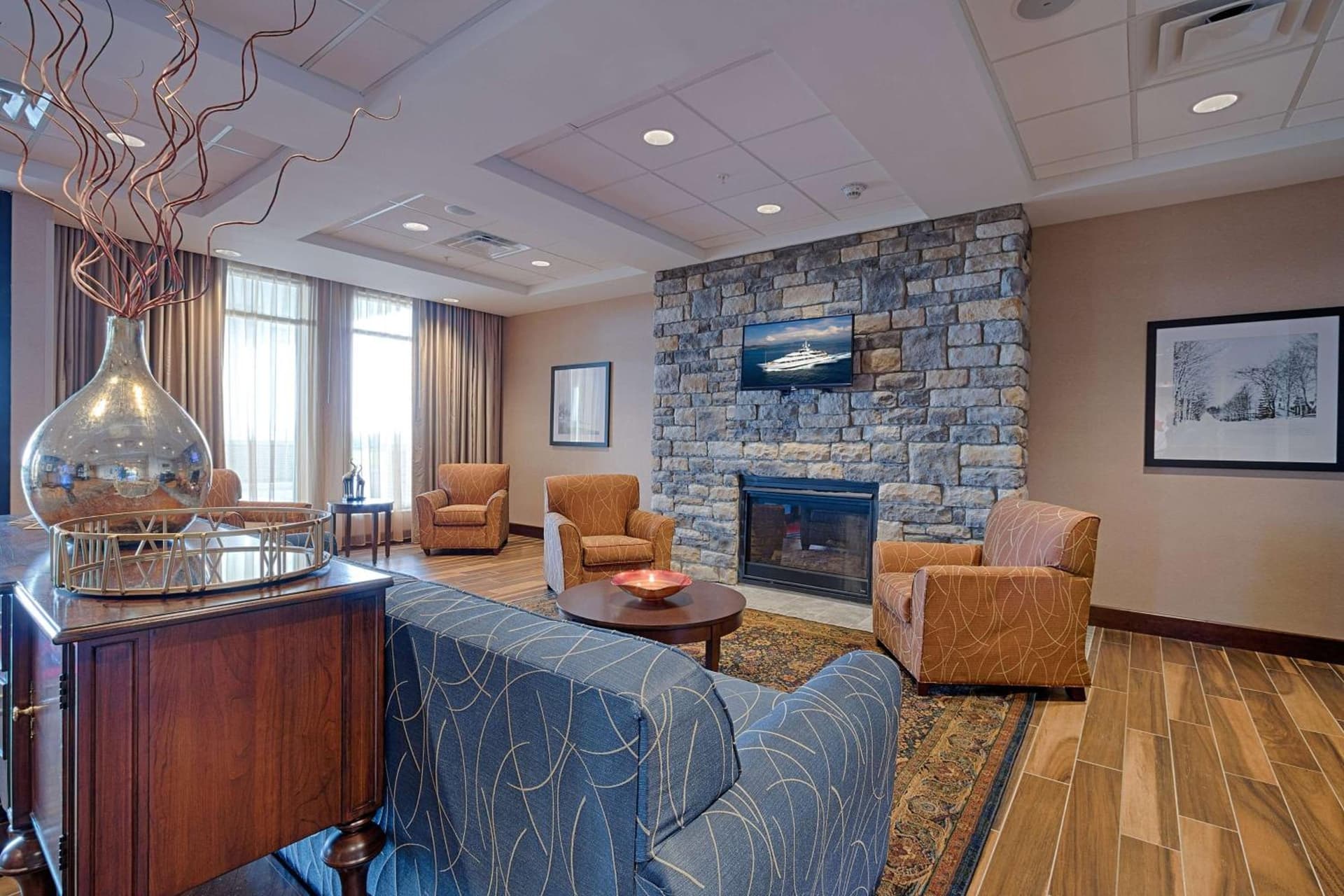 Hampton Inn & Suites Cazenovia, NY interior in Cazenovia — gallery photo 2