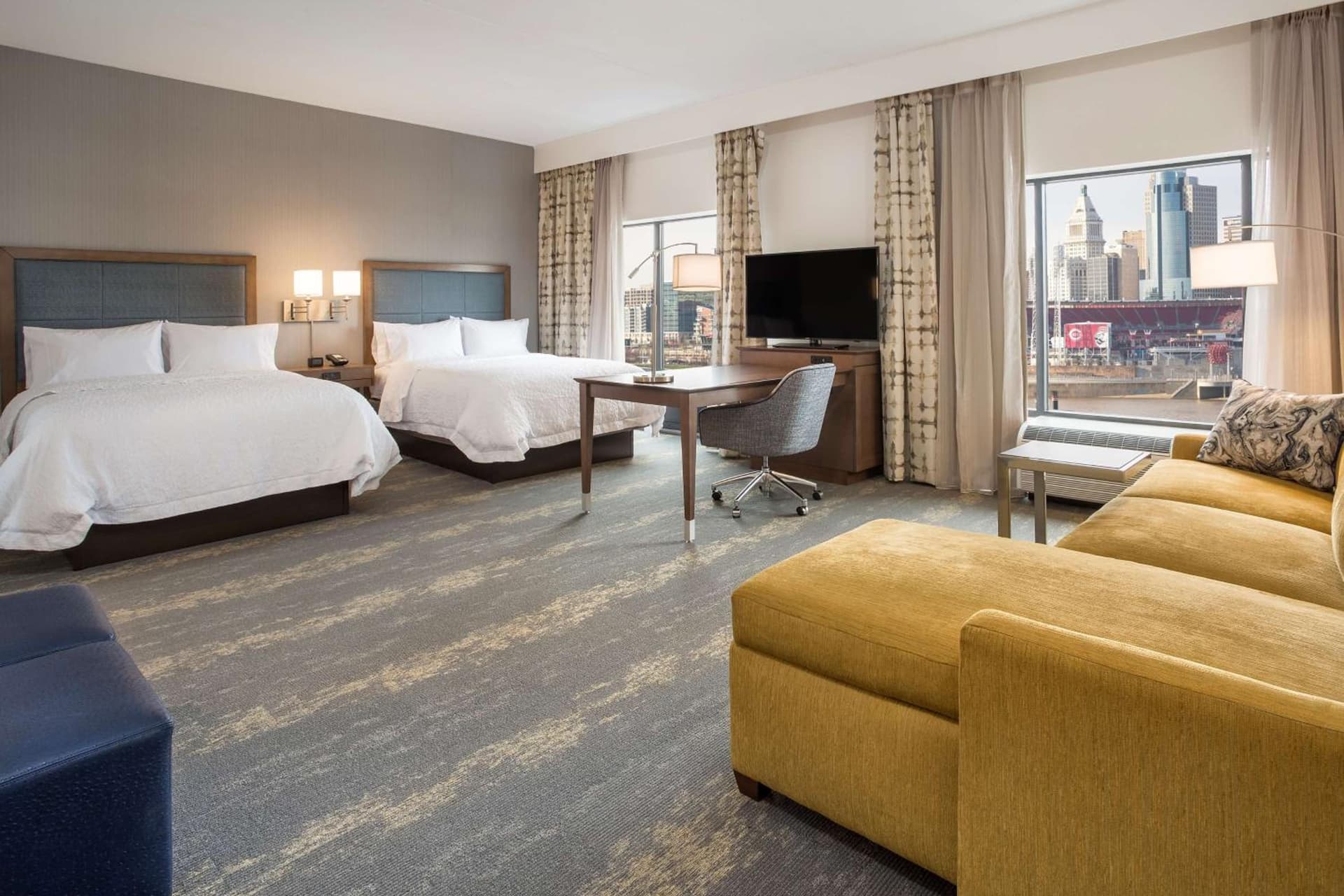 Hampton Inn & Suites Newport/Cincinnati, KY interior in Newport, KY — gallery photo 2