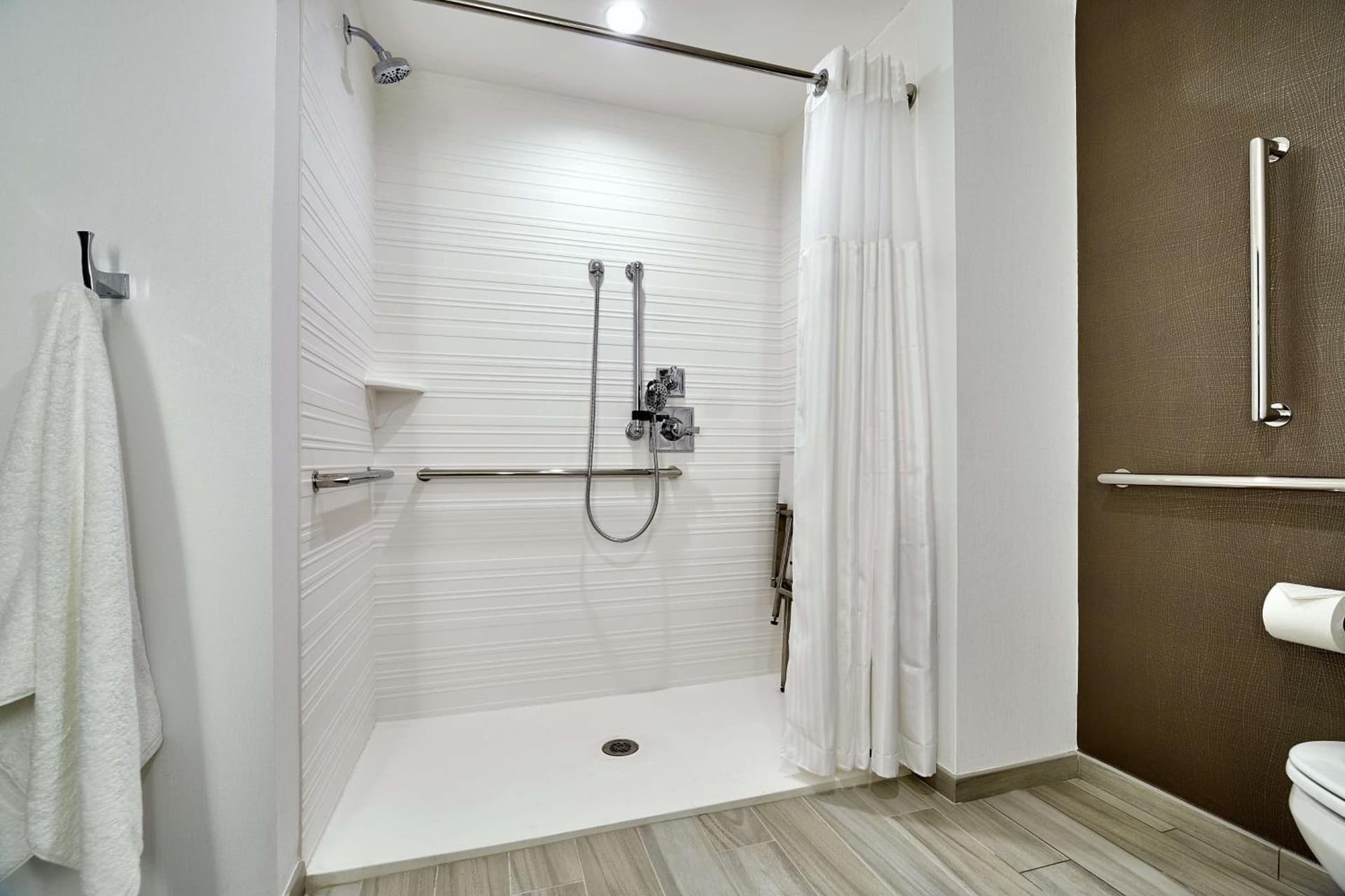 Hilton Garden Inn Roslyn interior in Roslyn, NY — gallery photo 2