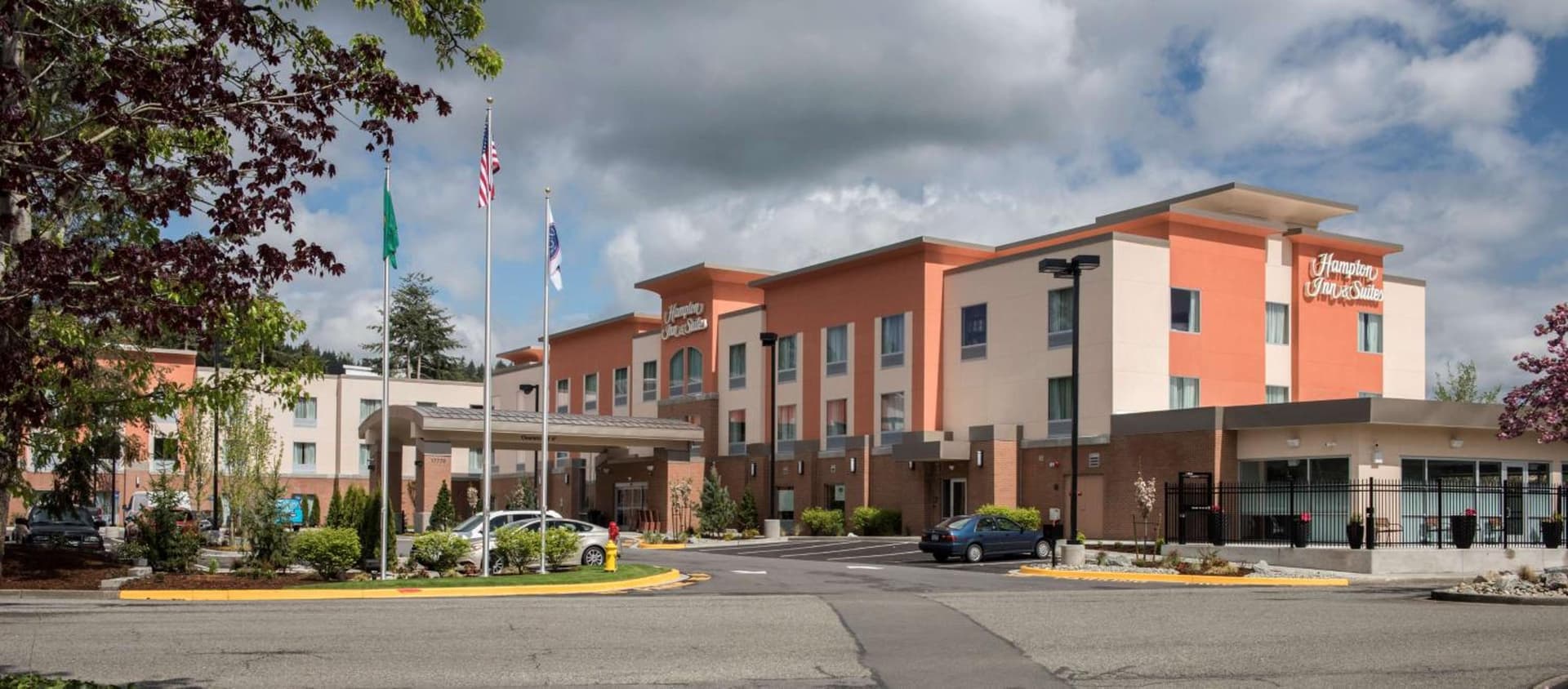 Hampton Inn & Suites Seattle/Redmond Wa featured exterior or lobby in Redmond, WA — similar hotel