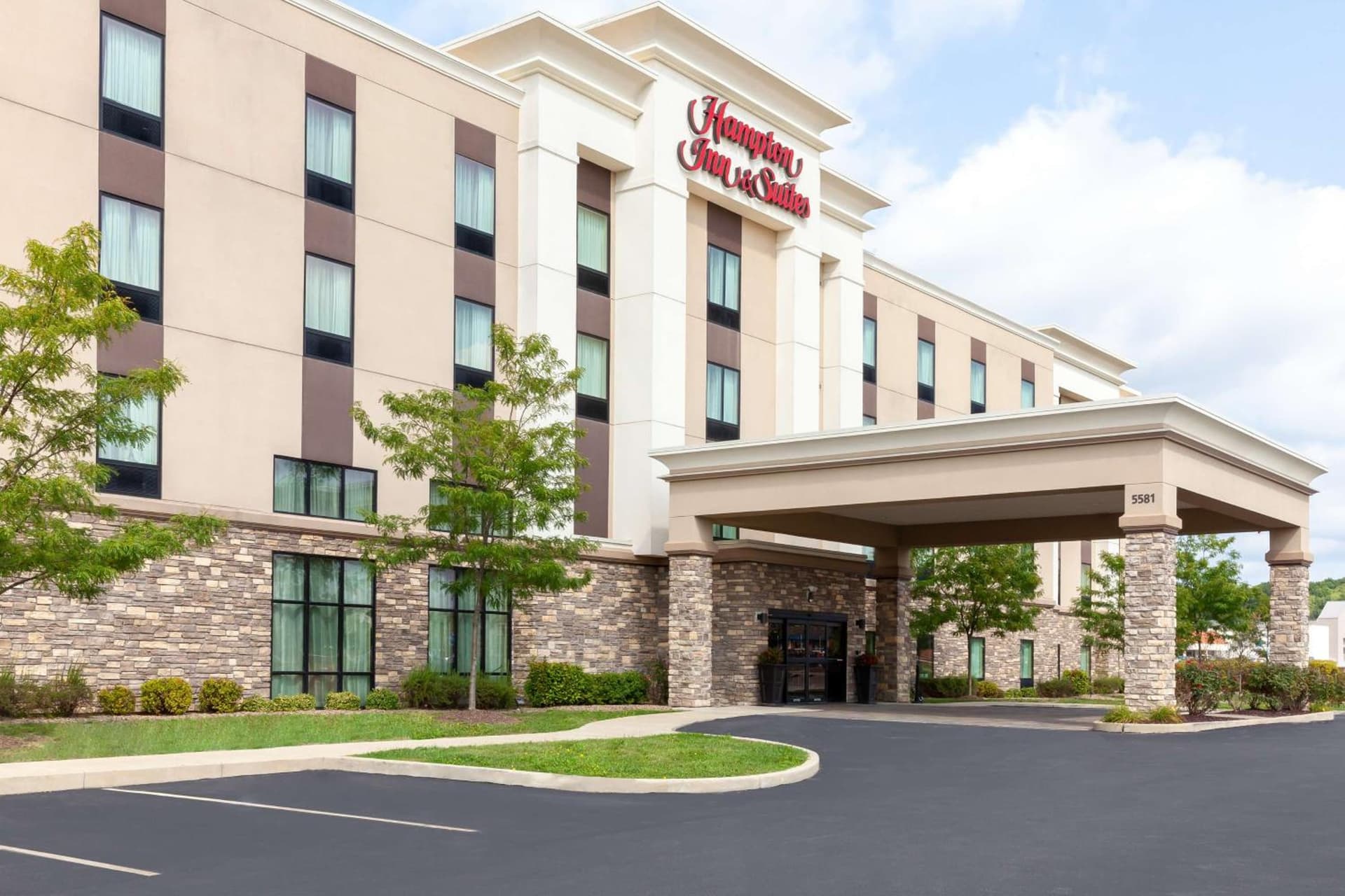 Hampton Inn & Suites Niles/Warren, OH interior in Niles, OH — gallery photo 2
